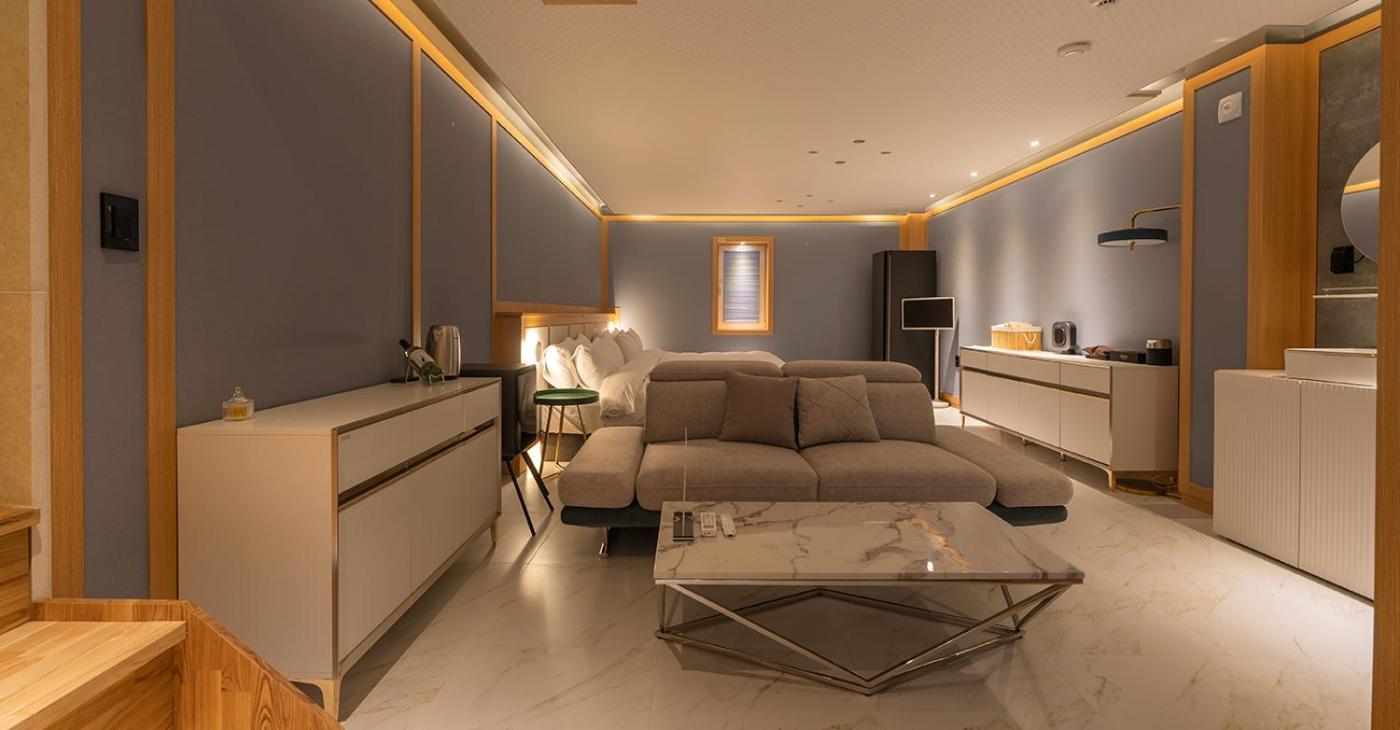 Superior Family Room photo 1