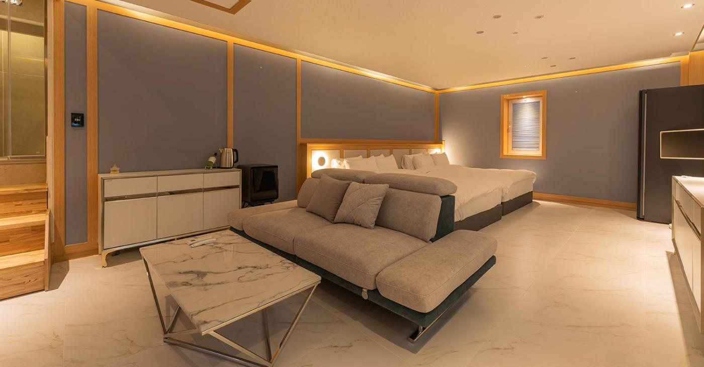 Superior Family Room photo 2