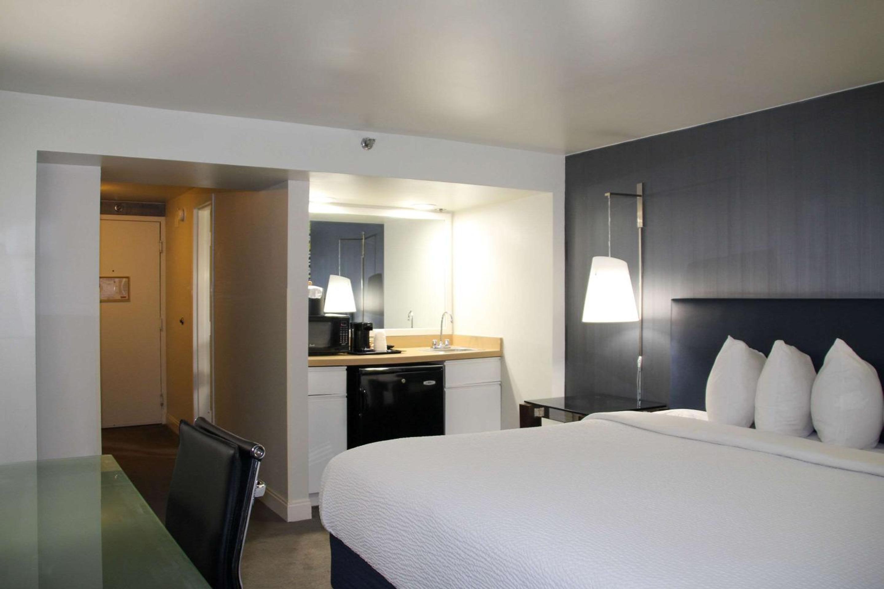 Standard King Room - Non-Smoking  photo 1