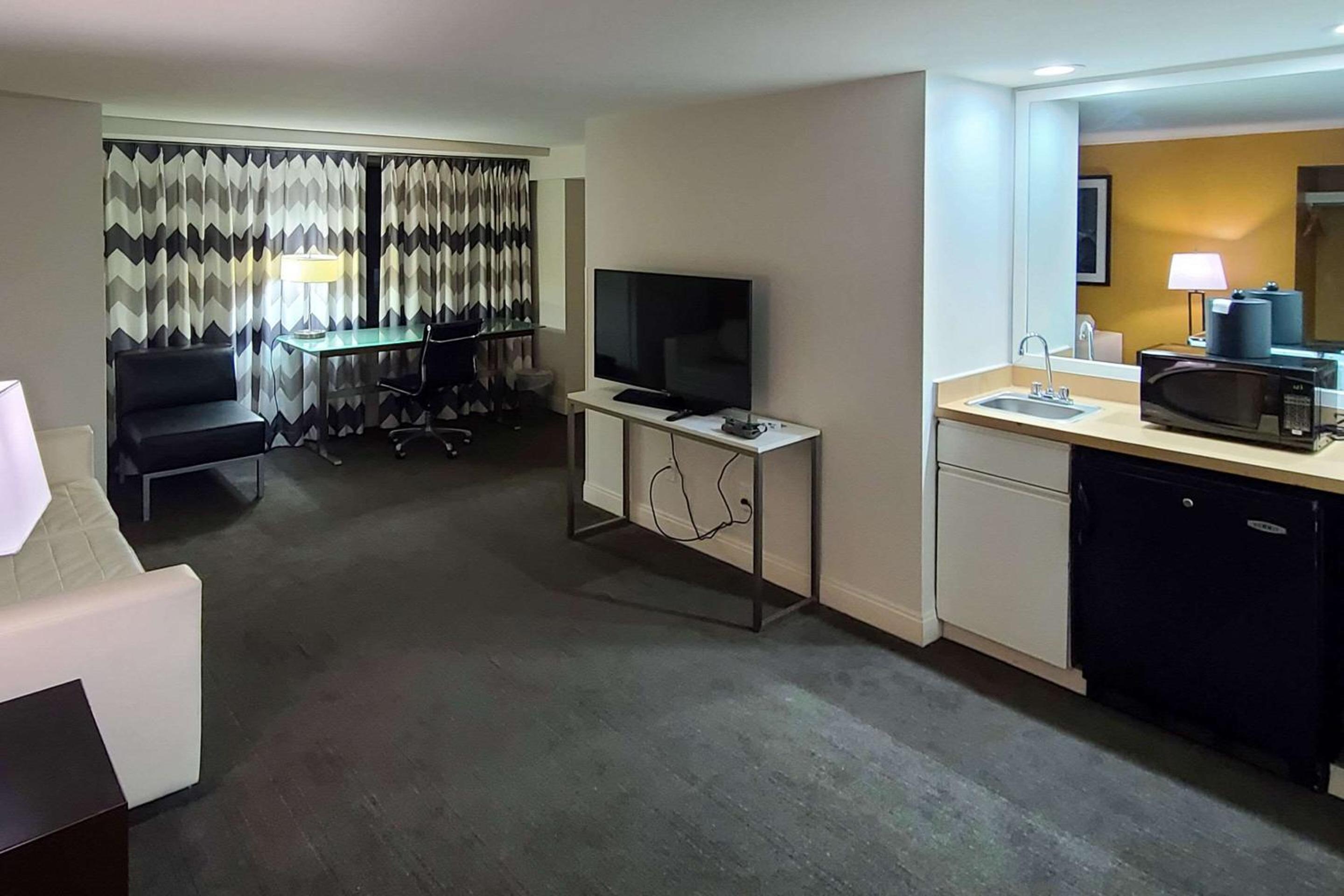 King Suite with Sofa Bed - Non-Smoking photo 1