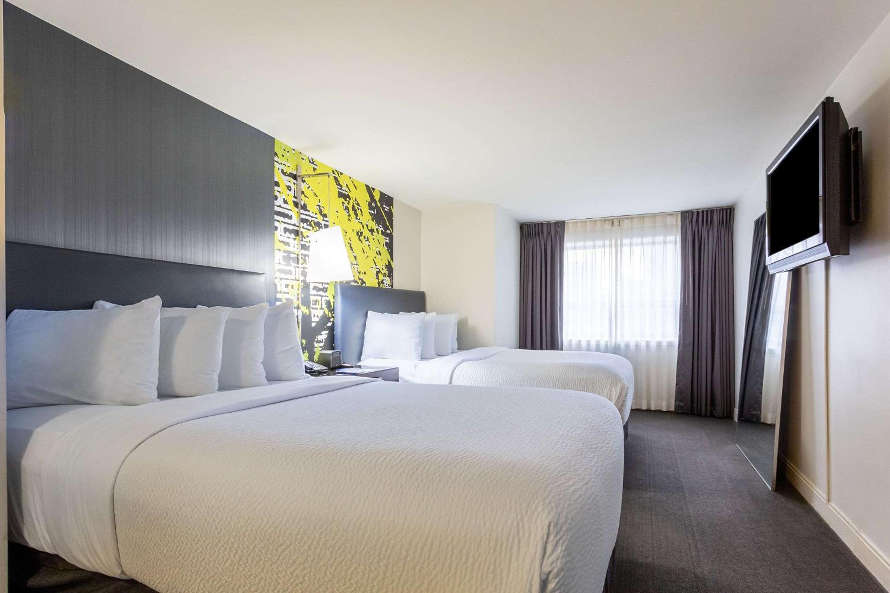 Double Room with Two Double Beds and Roll-In Shower - Accessible/Non-Smoking photo 1
