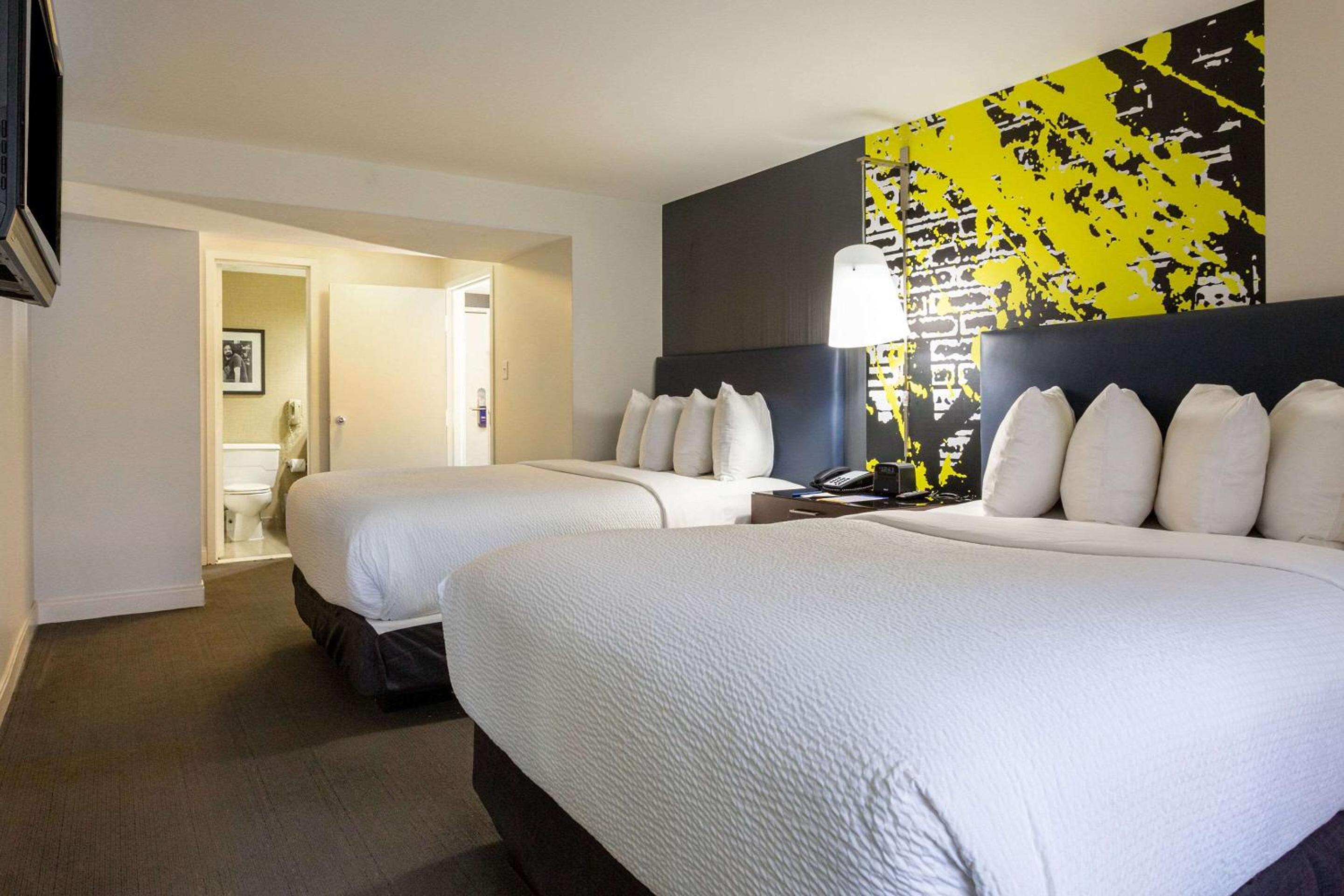Double Room with Two Double Beds and Roll-In Shower - Accessible/Non-Smoking photo 2