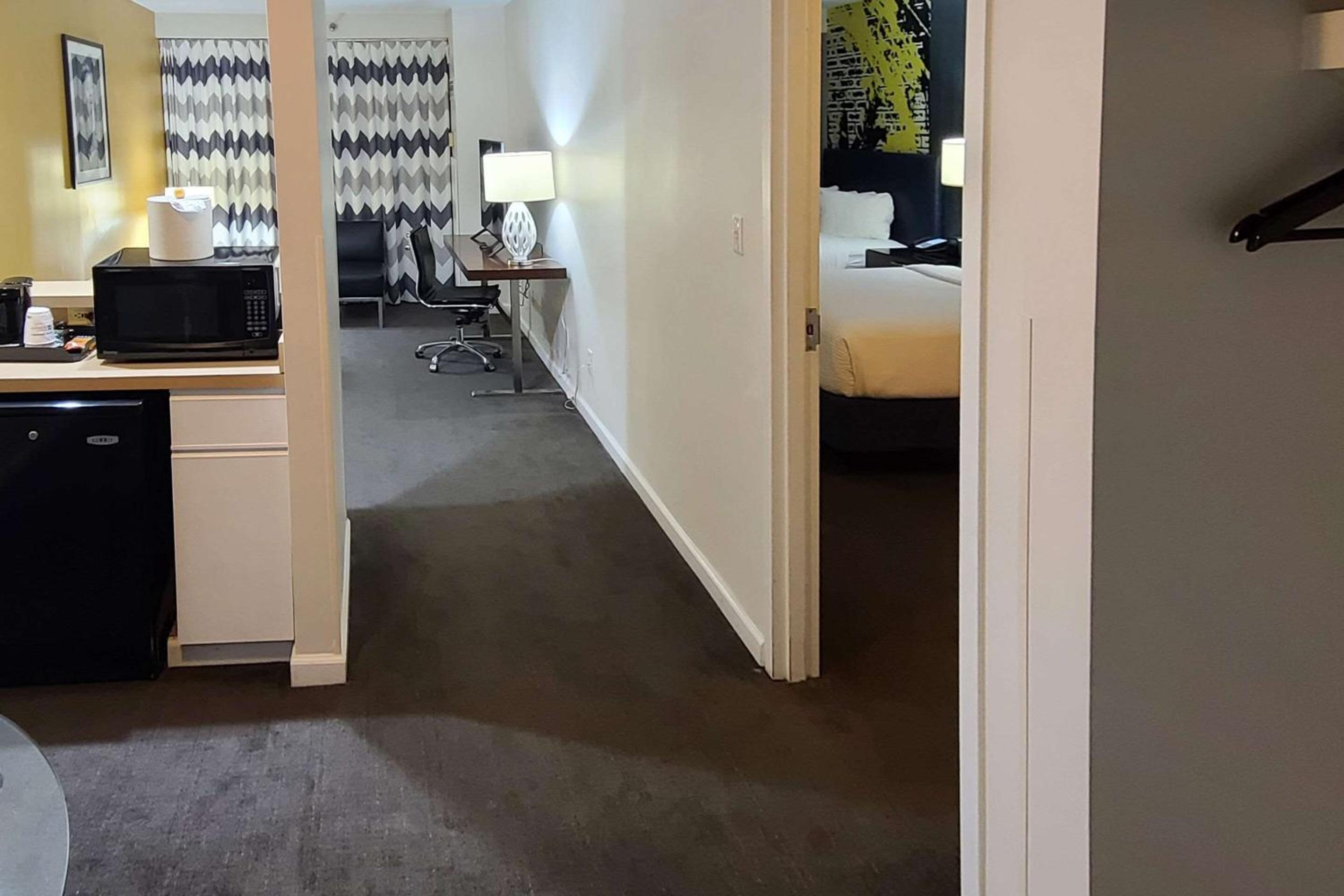 Queen Suite with Sofa Bed - Non-Smoking photo 1