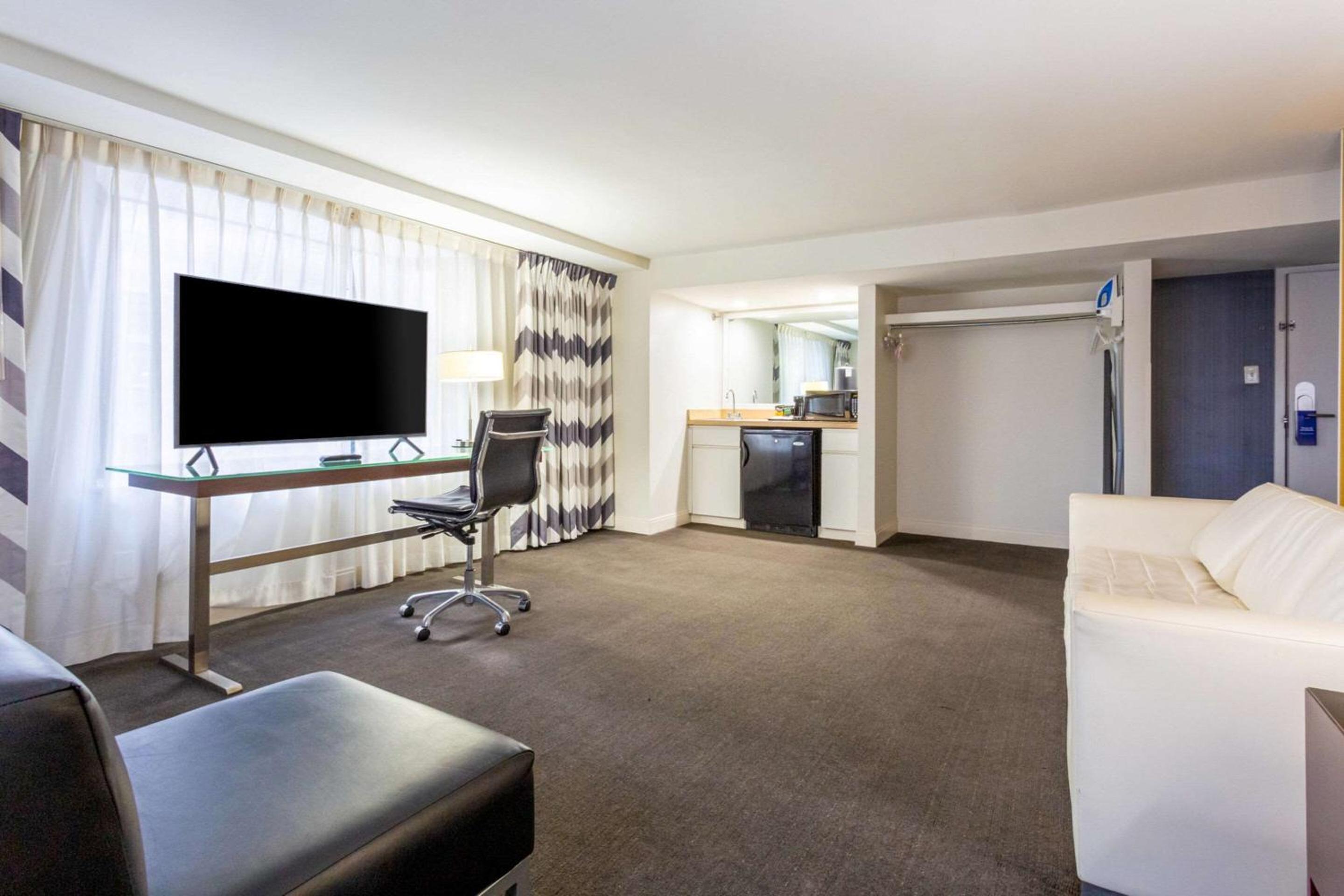 King Suite with Sofa Bed and City View photo 2