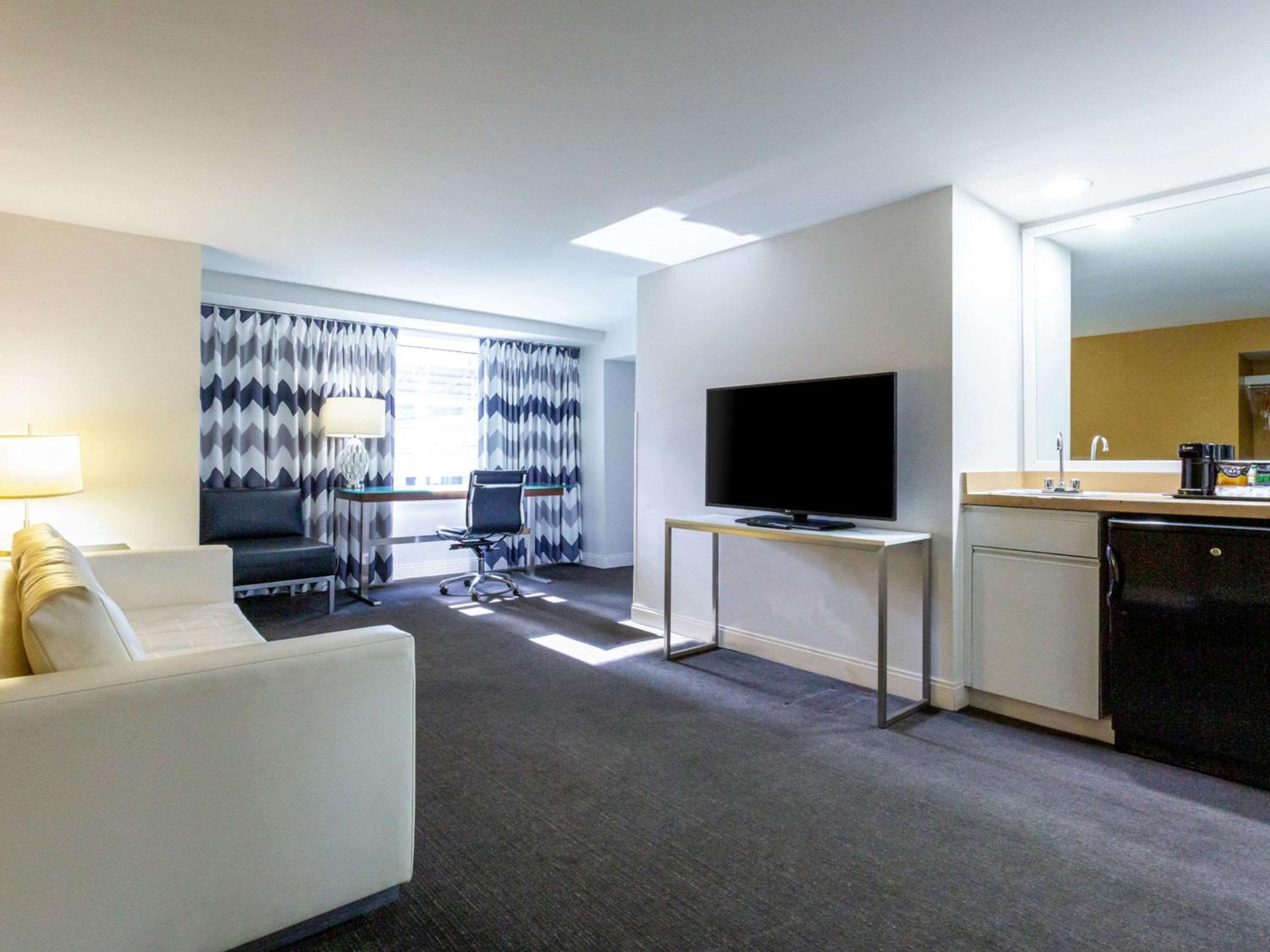 Double Room with Two Double Beds and Roll-In Shower - Accessible/Non-Smoking photo 3