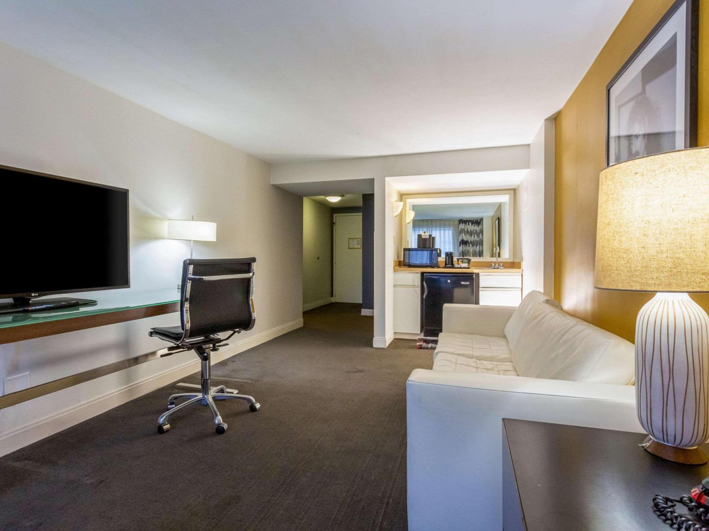 King Suite with Sofa Bed - Non-Smoking photo 3