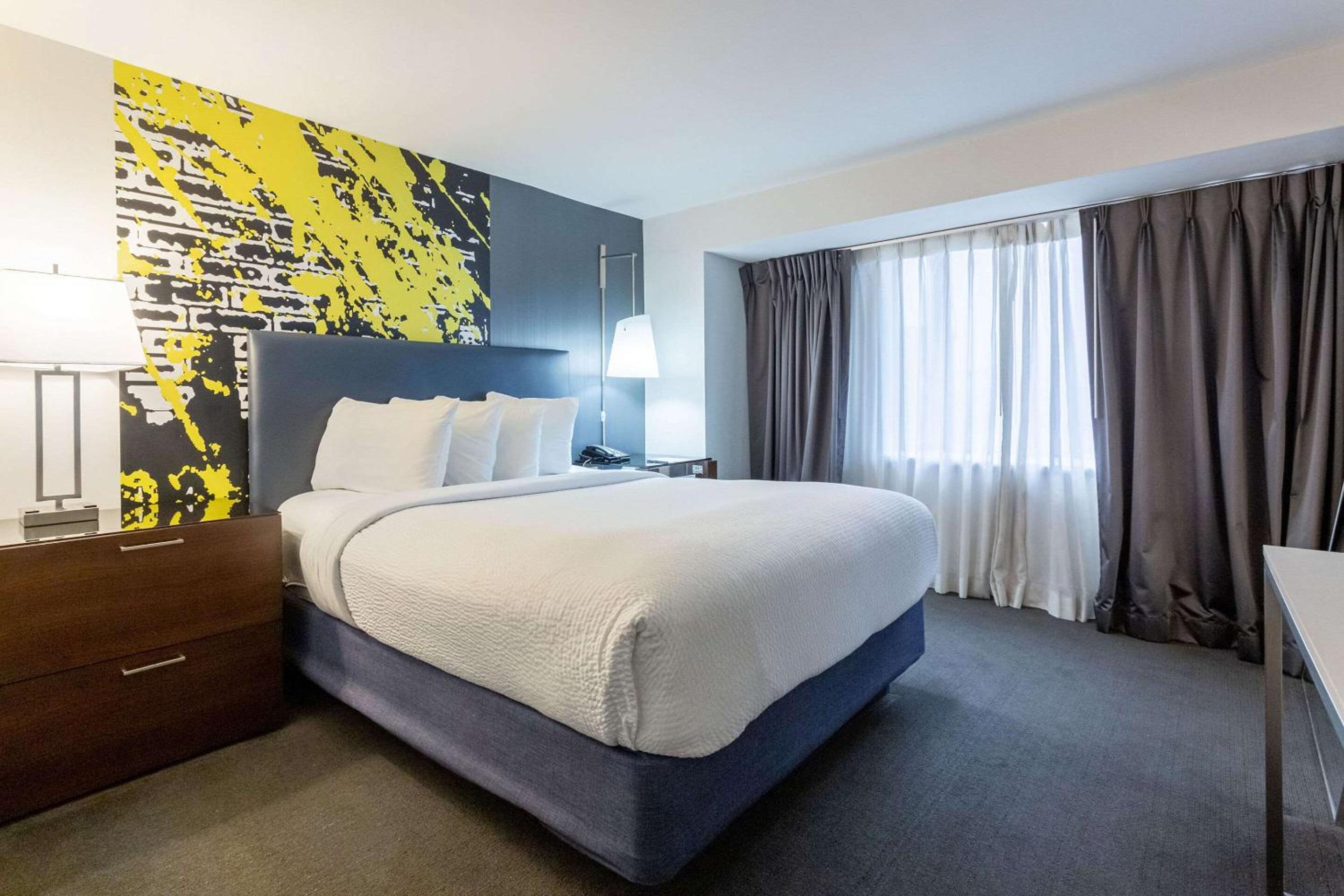 Queen Suite with Sofa bed and Harbor View - Non-Smoking photo 3