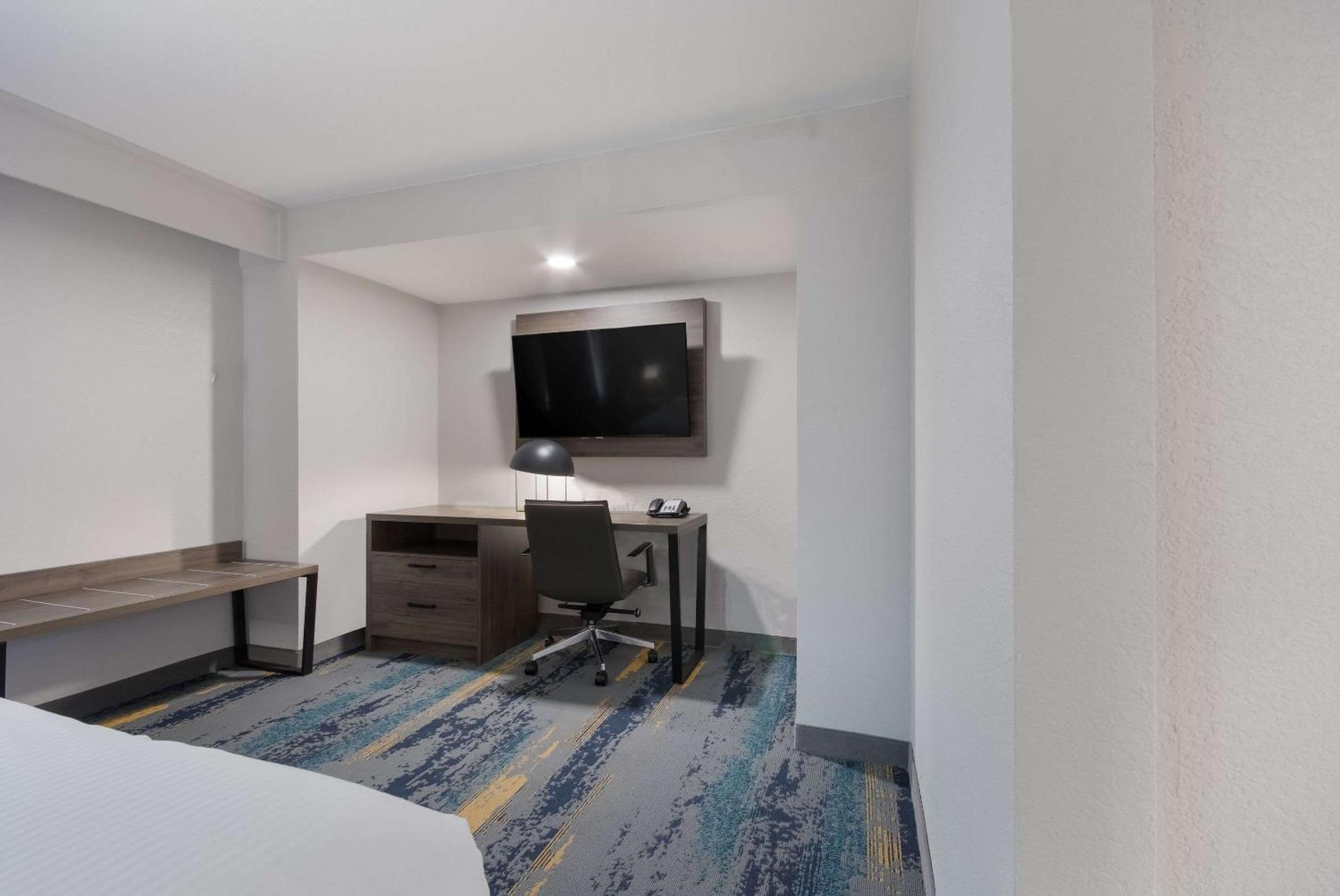 King Suite - Non Smoking/No Pets - Photo 1