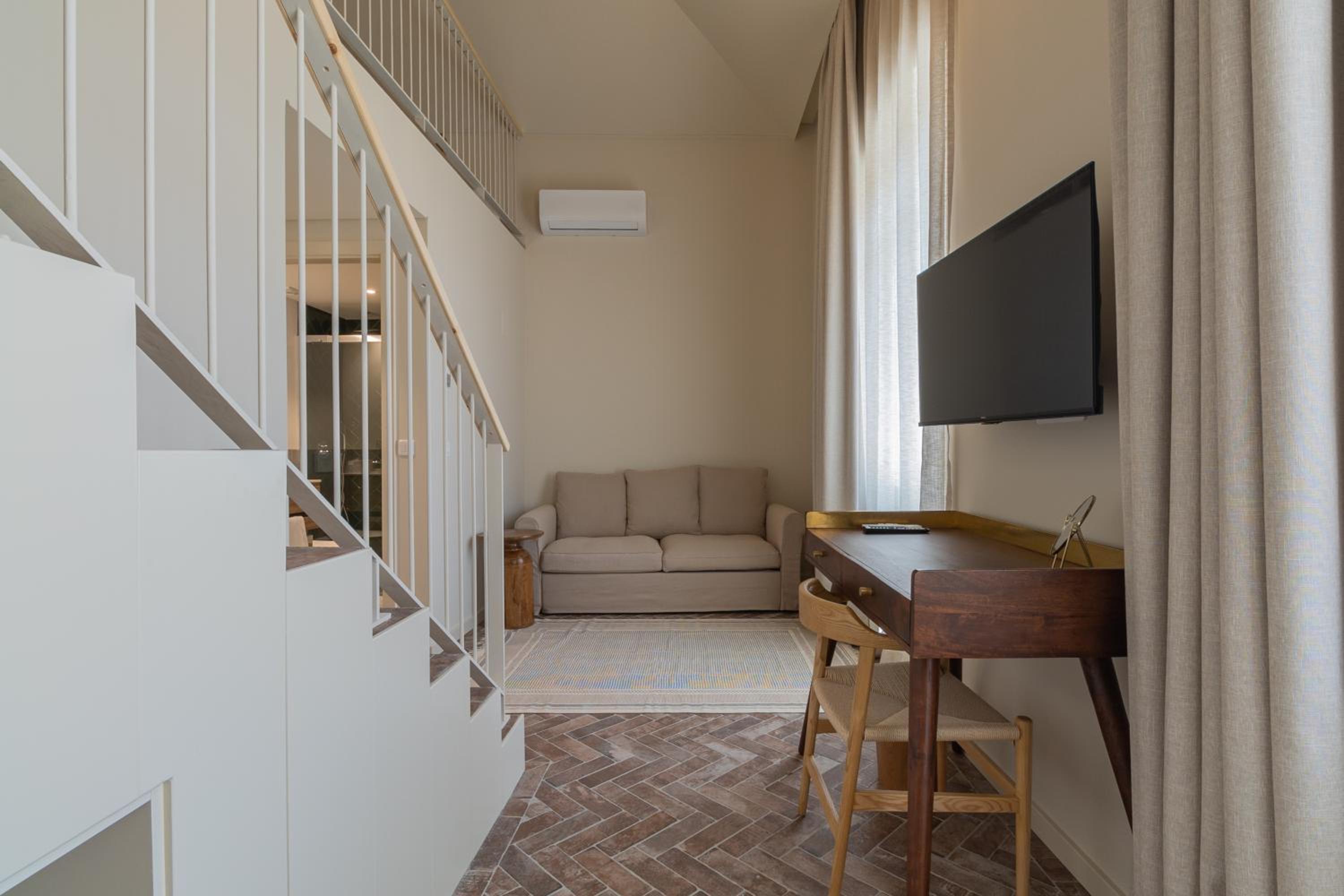 Superior Family Room - Photo 4