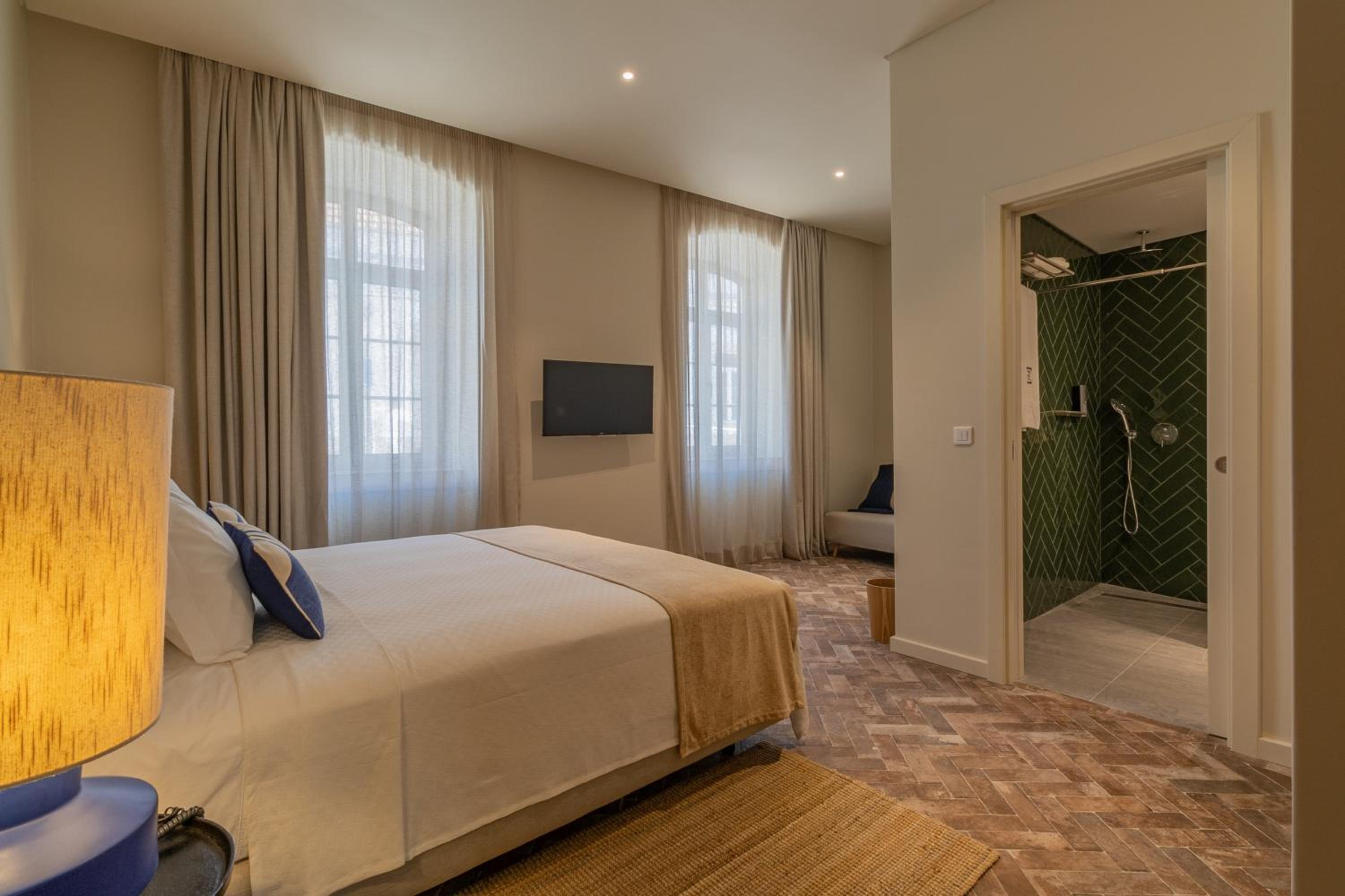 Deluxe Room - Photo 5