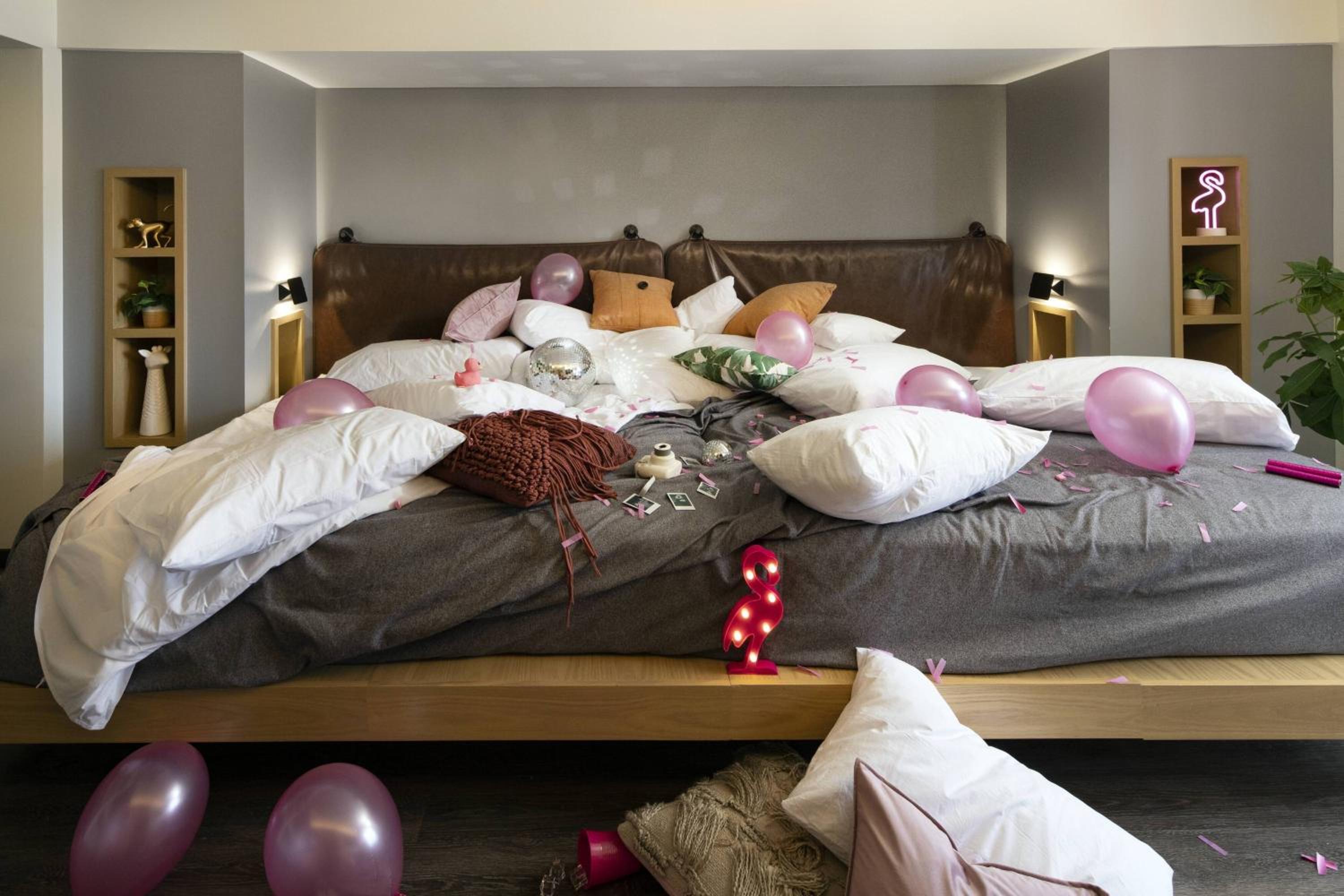 One-Bedroom Suite with One Specialty Bed