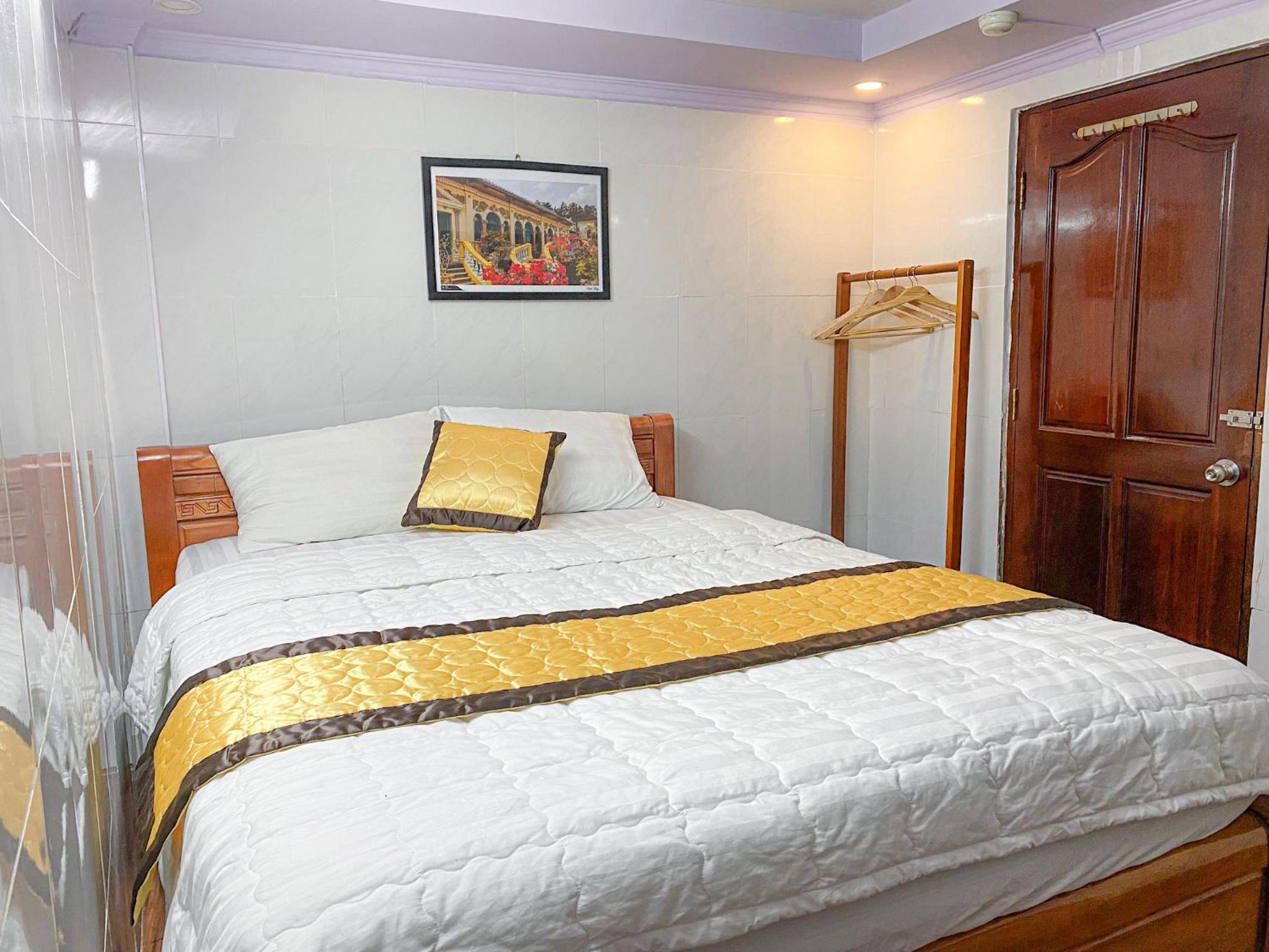 Standard King Room - Photo 9