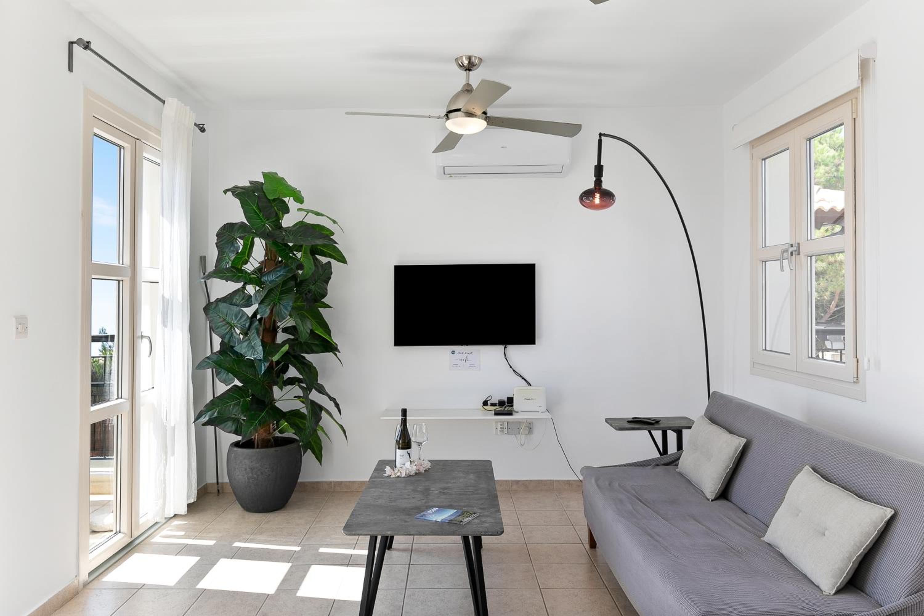 One-Bedroom Apartment photo 1