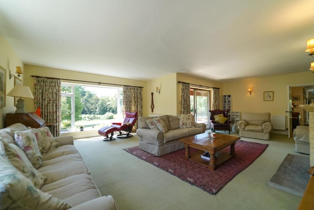 Five-Bedroom House photo 1