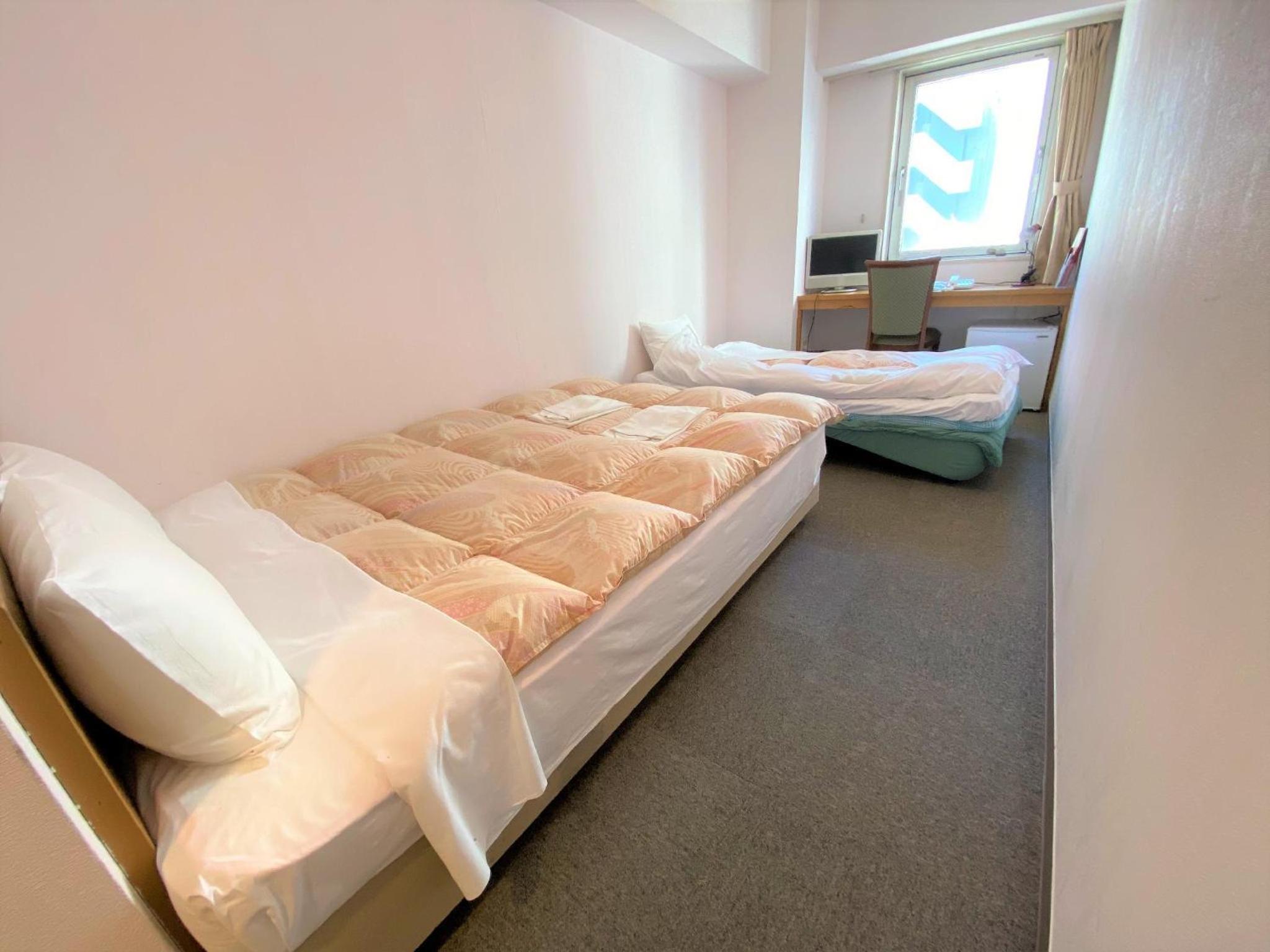 Standard Double Room with Extra Bed and Private Bathroom - Photo 2
