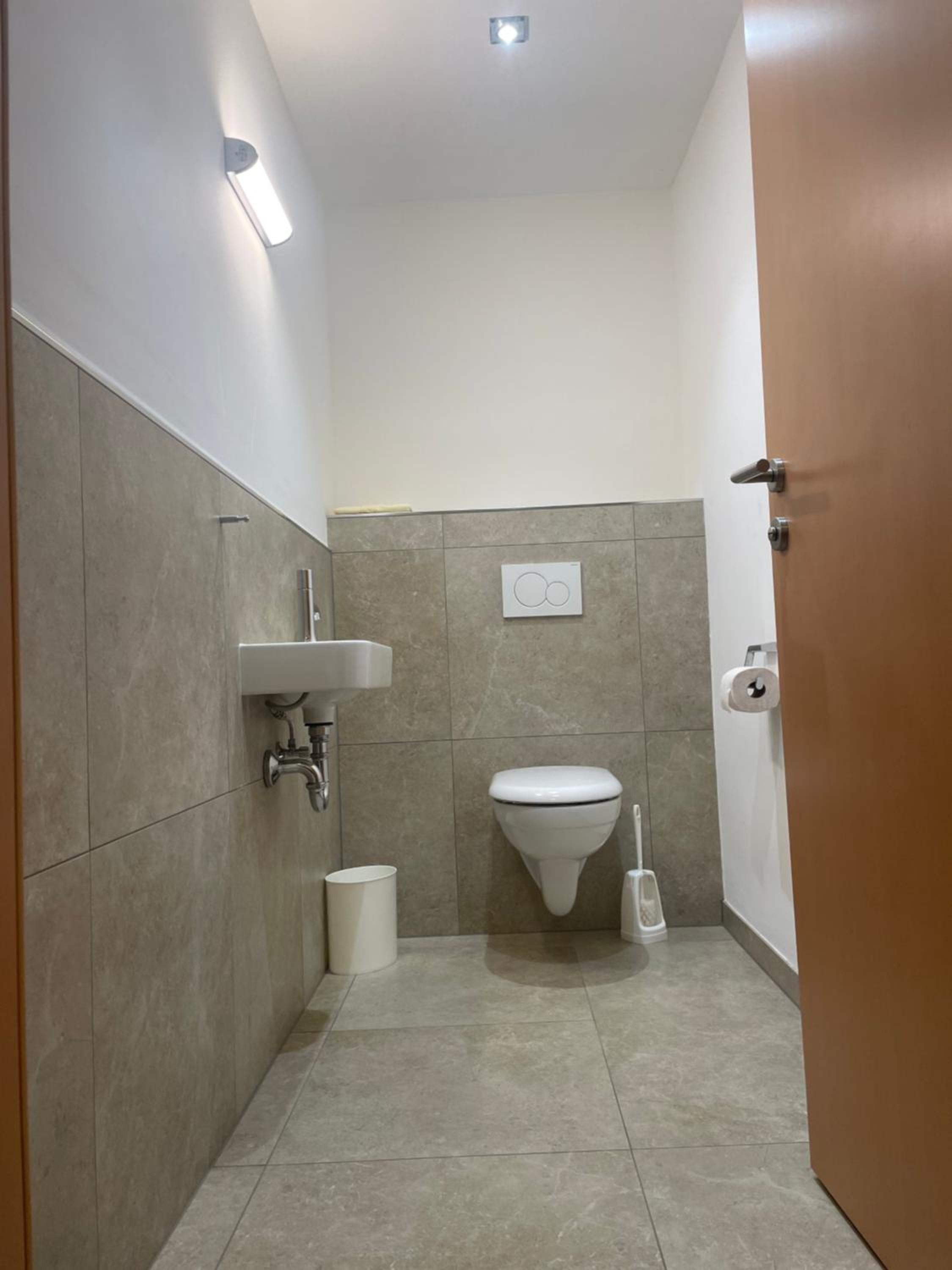 Family Room with Shared Bathroom photo 3