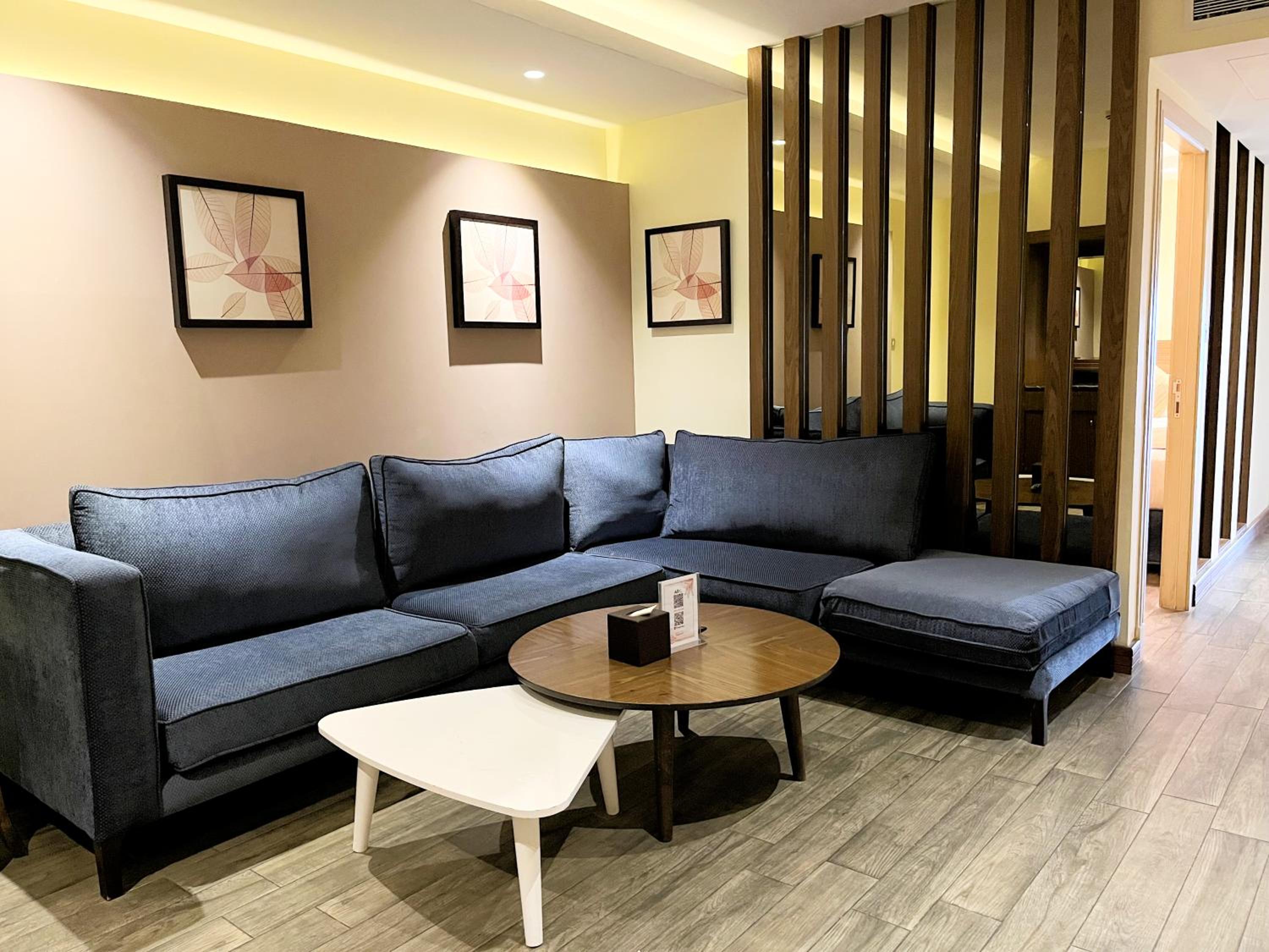 Family Suite Club Access with Balcony and City View - Photo 4