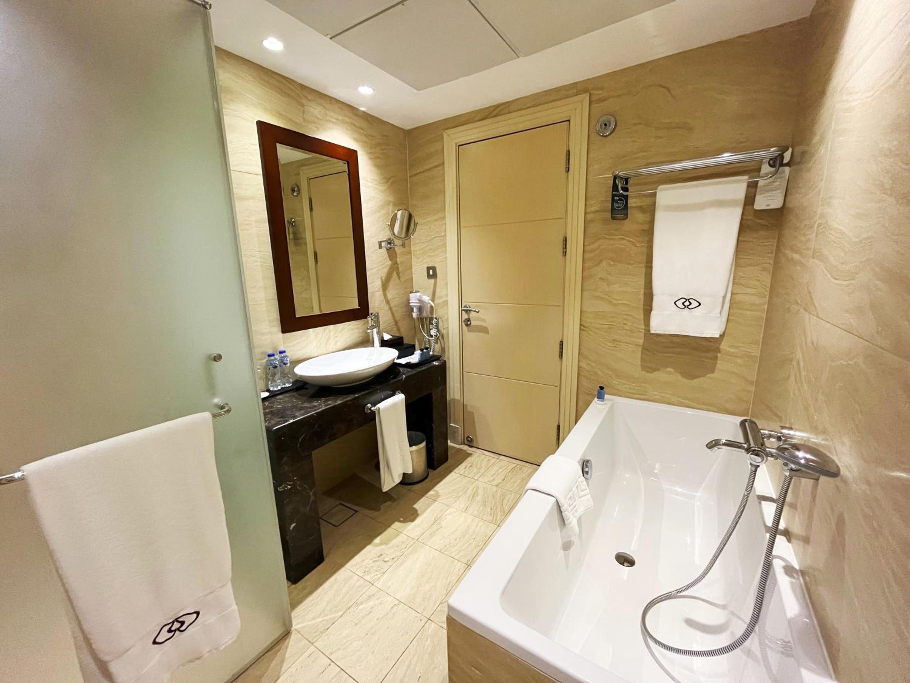 Family Suite Club Access with Balcony and City View - Photo 12