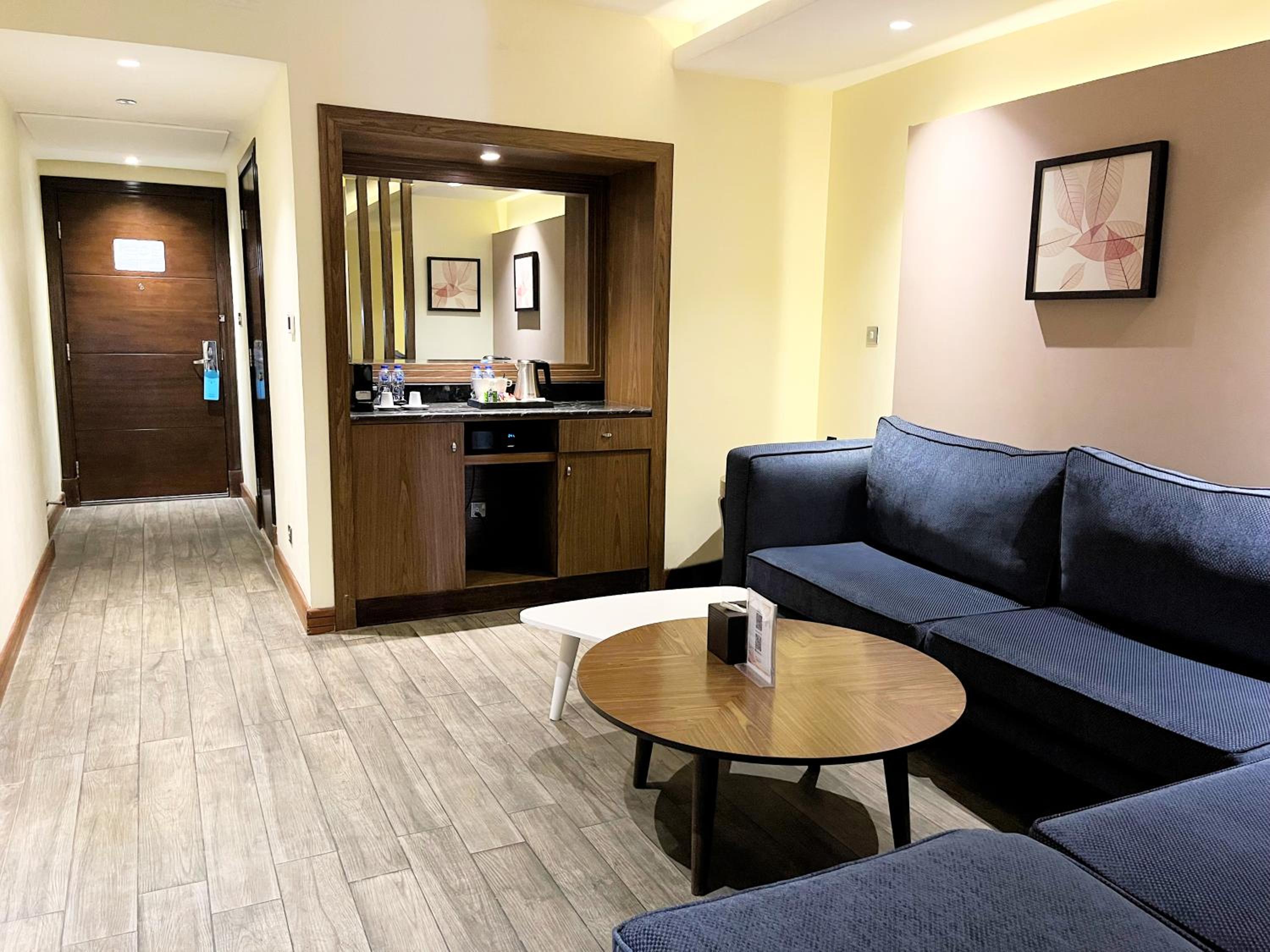 Family Suite Club Access with Balcony and City View - Photo 5