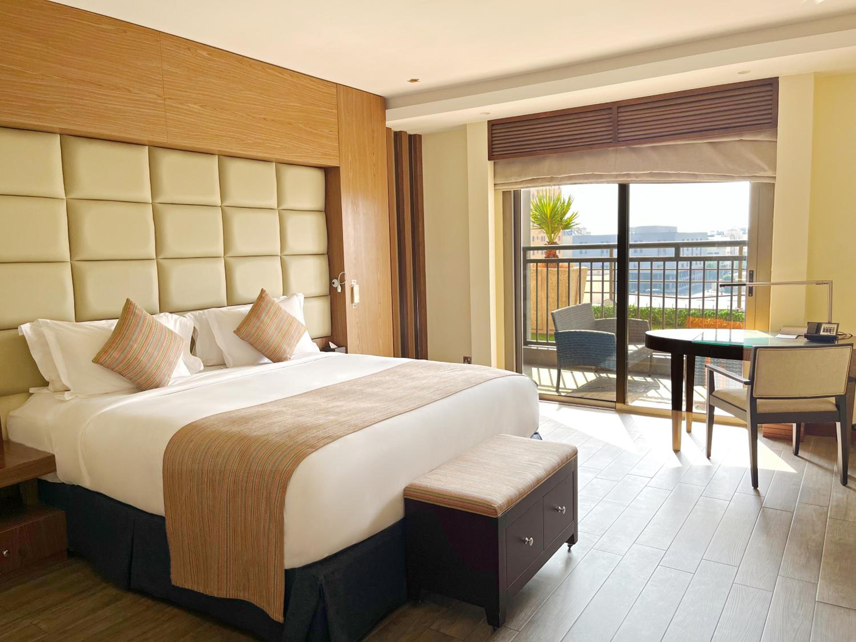 Family Suite Club Access with Balcony and City View - Photo 7