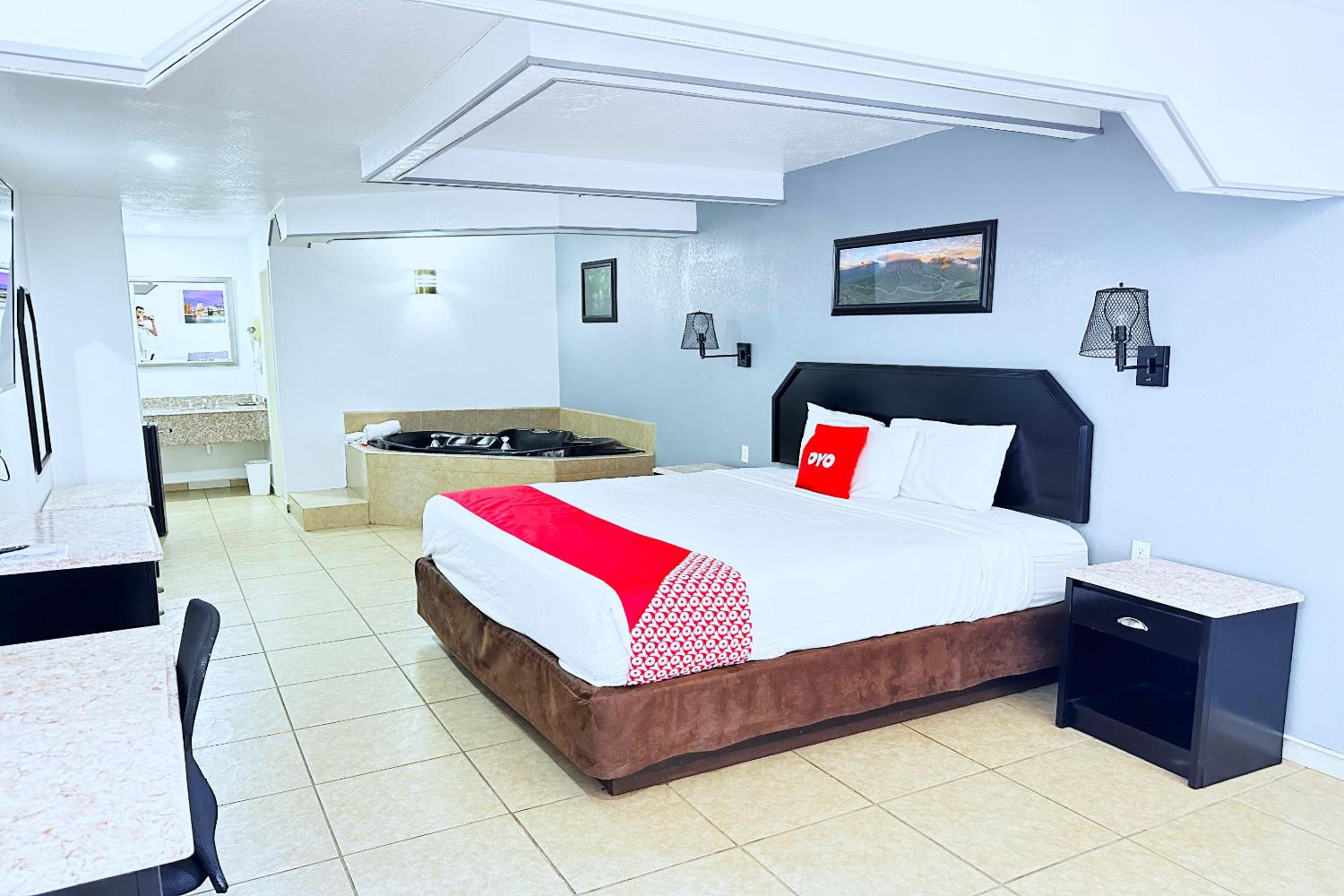 1 Bedroom Suite with Jetted Tub photo 2