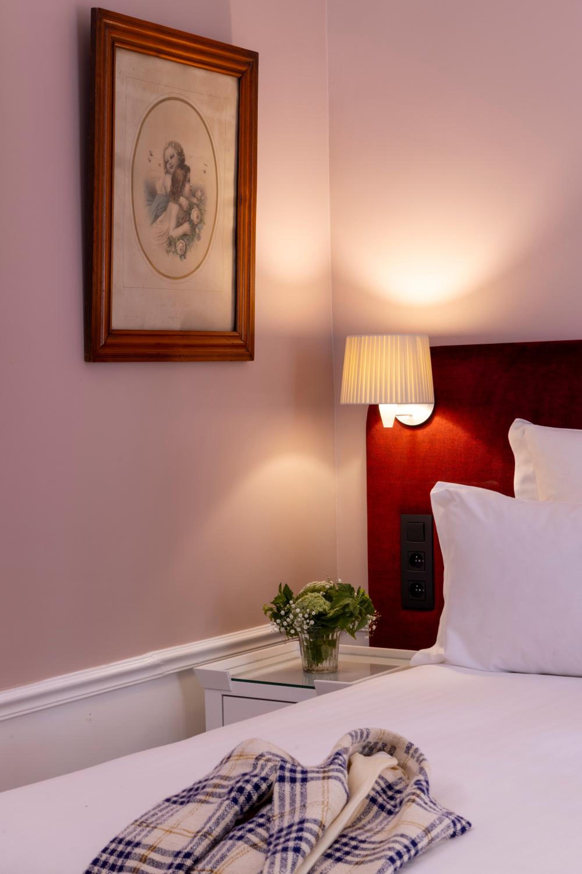 Classic Double Room thumbnail 6