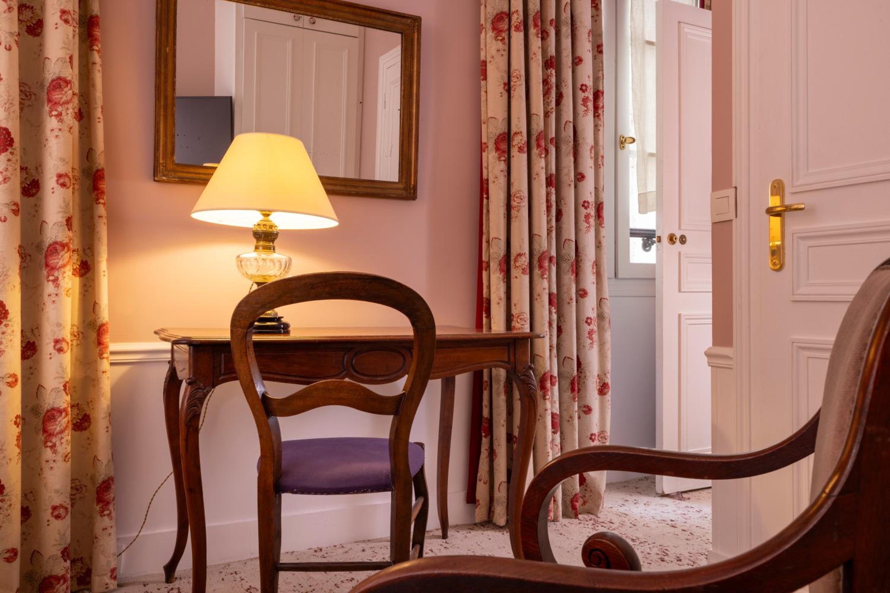 Classic Double Room thumbnail 5