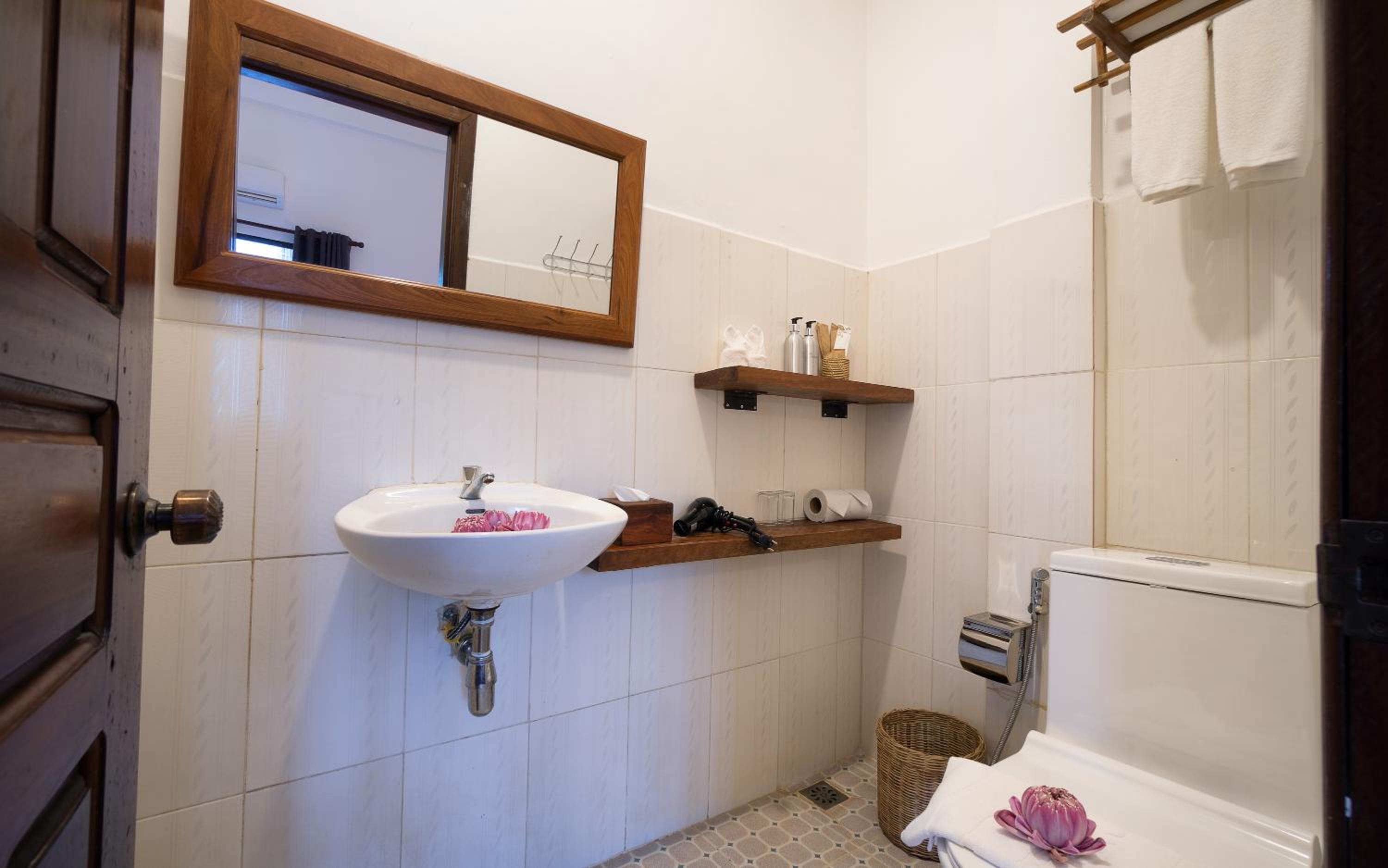 Budget Double Room - Free Workspace + Afternoon Tea + Tree Planting - Photo 6