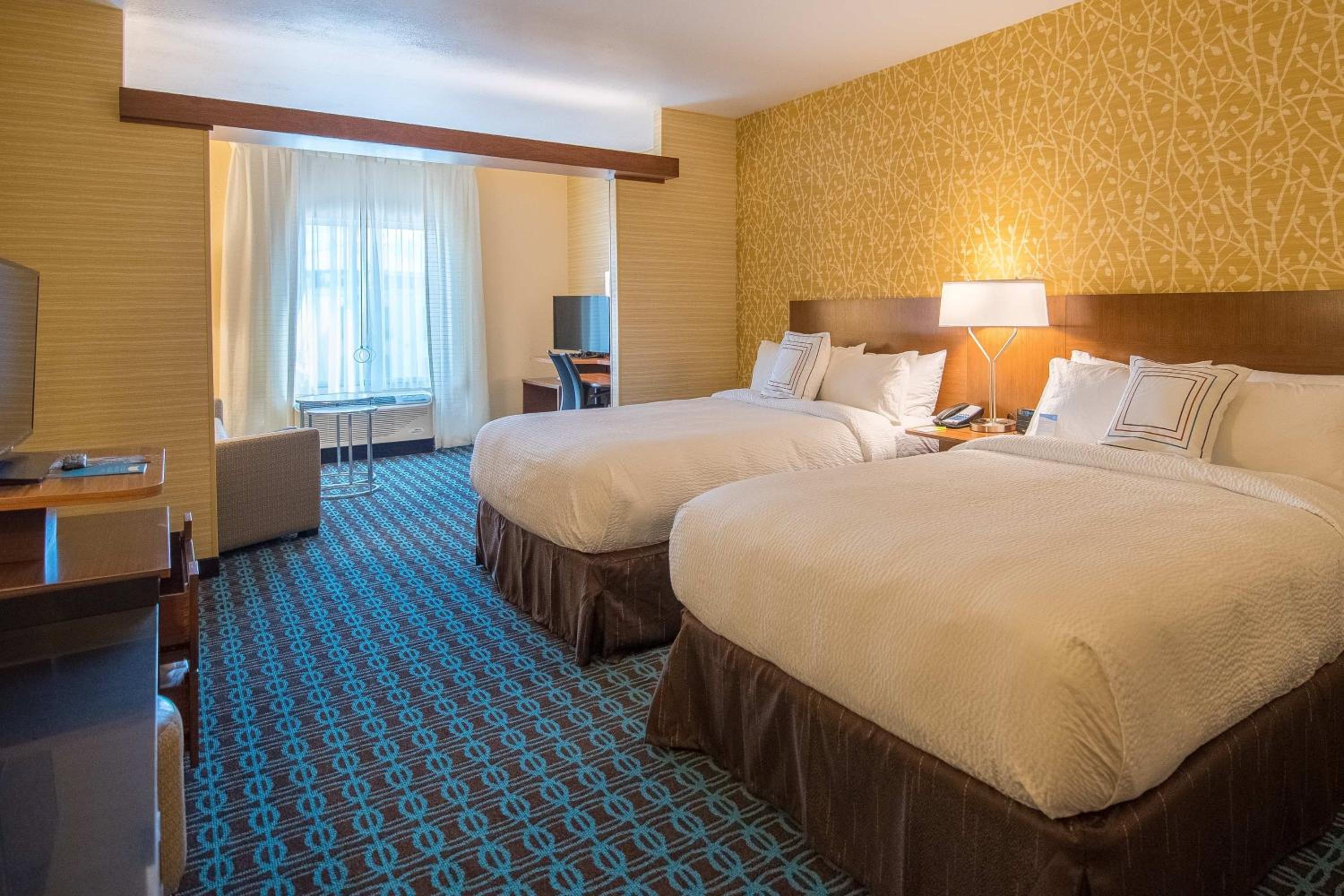 Queen Suite with Sofa Bed and Adapted Tub - Mobility Accessible
