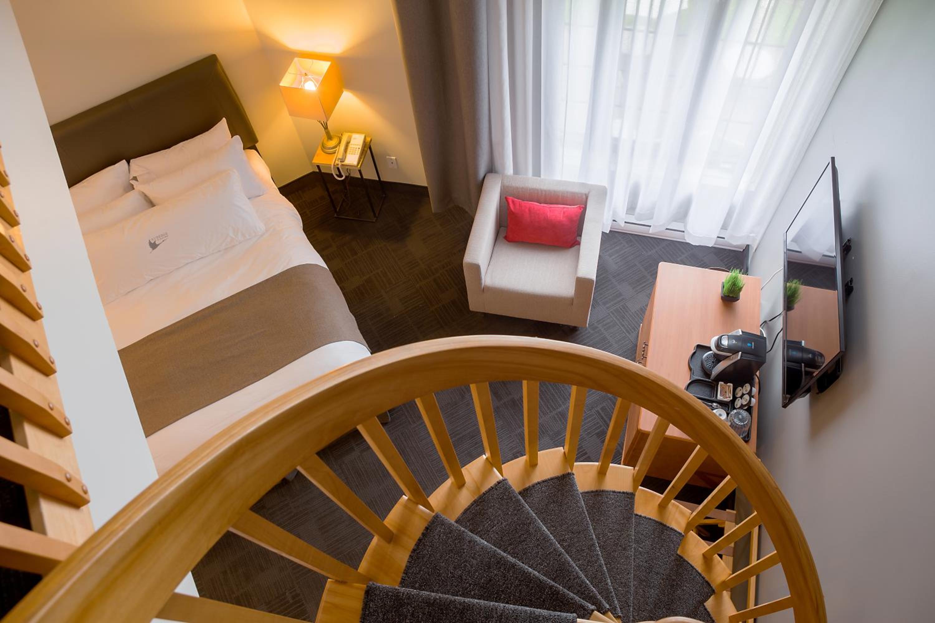 Mezzanine Suite with Two Queen Beds and Lake View photo 2
