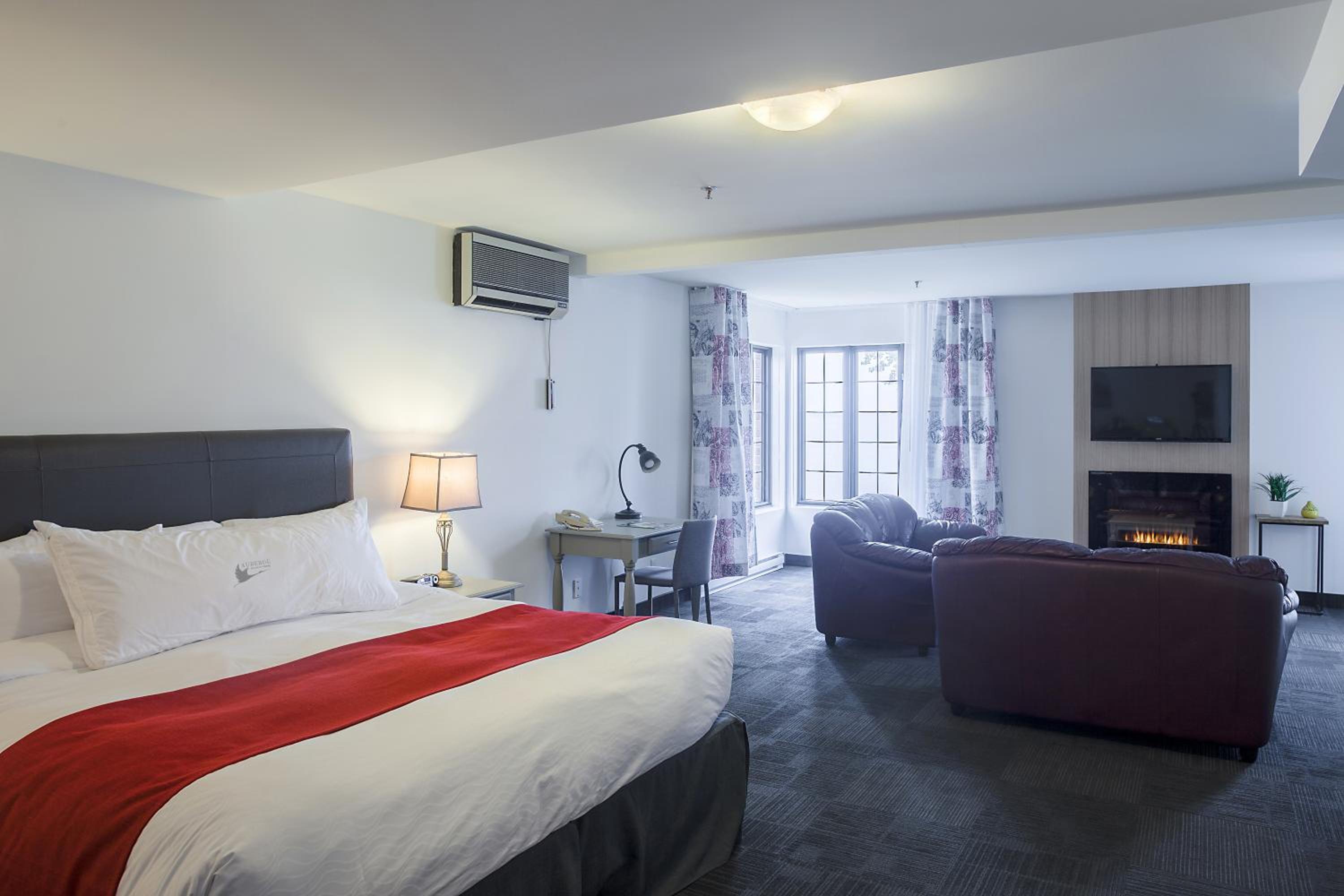 Deluxe King Suite with Spa Bath photo 1