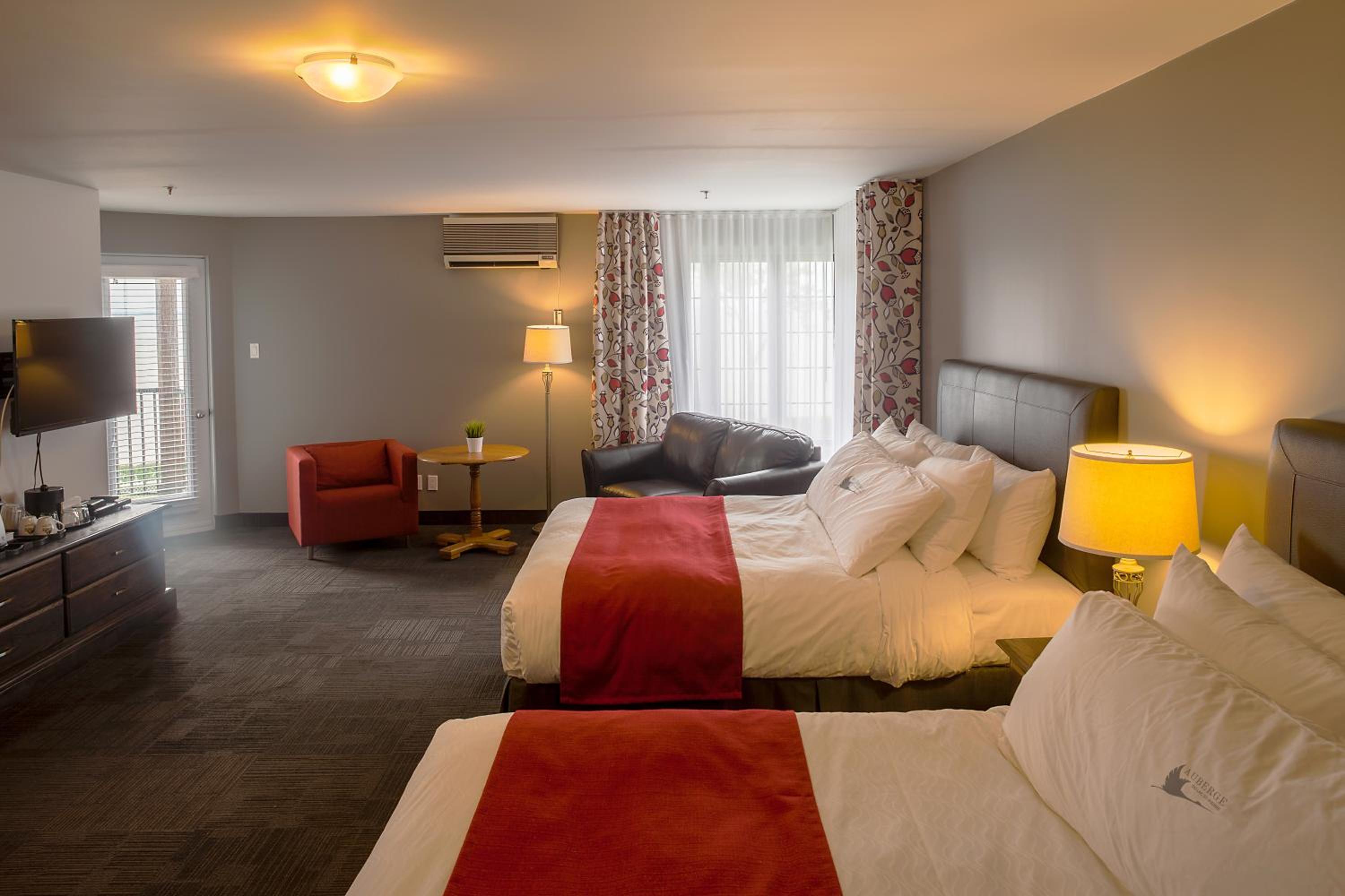 Standard Room with Two Queen Beds with Lake View photo 3