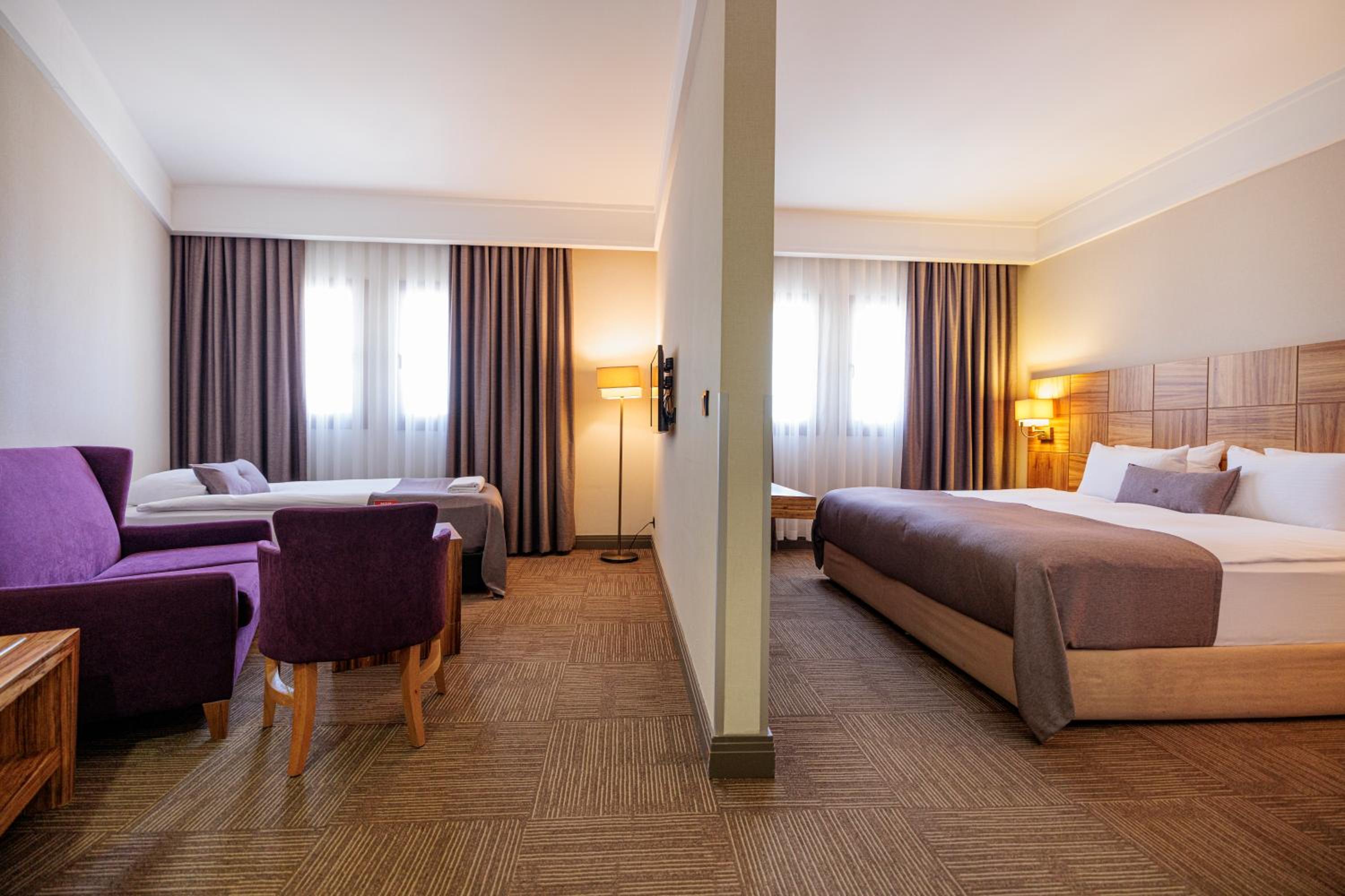 Queen Junior Suite - Non-Smoking - Photo 1