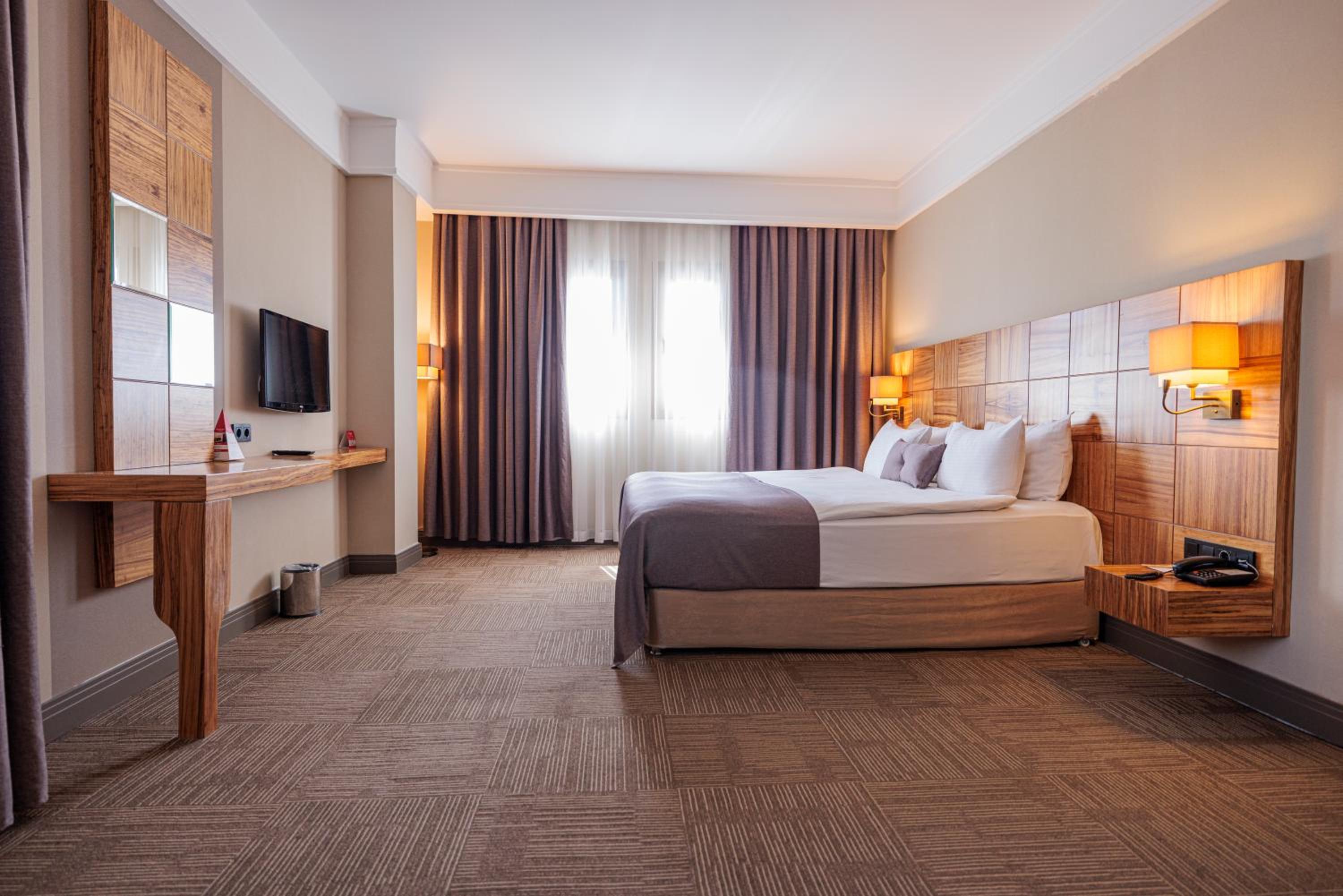 Deluxe King Suite with One King Bed and One Single Bed - Non-Smoking - Photo 4
