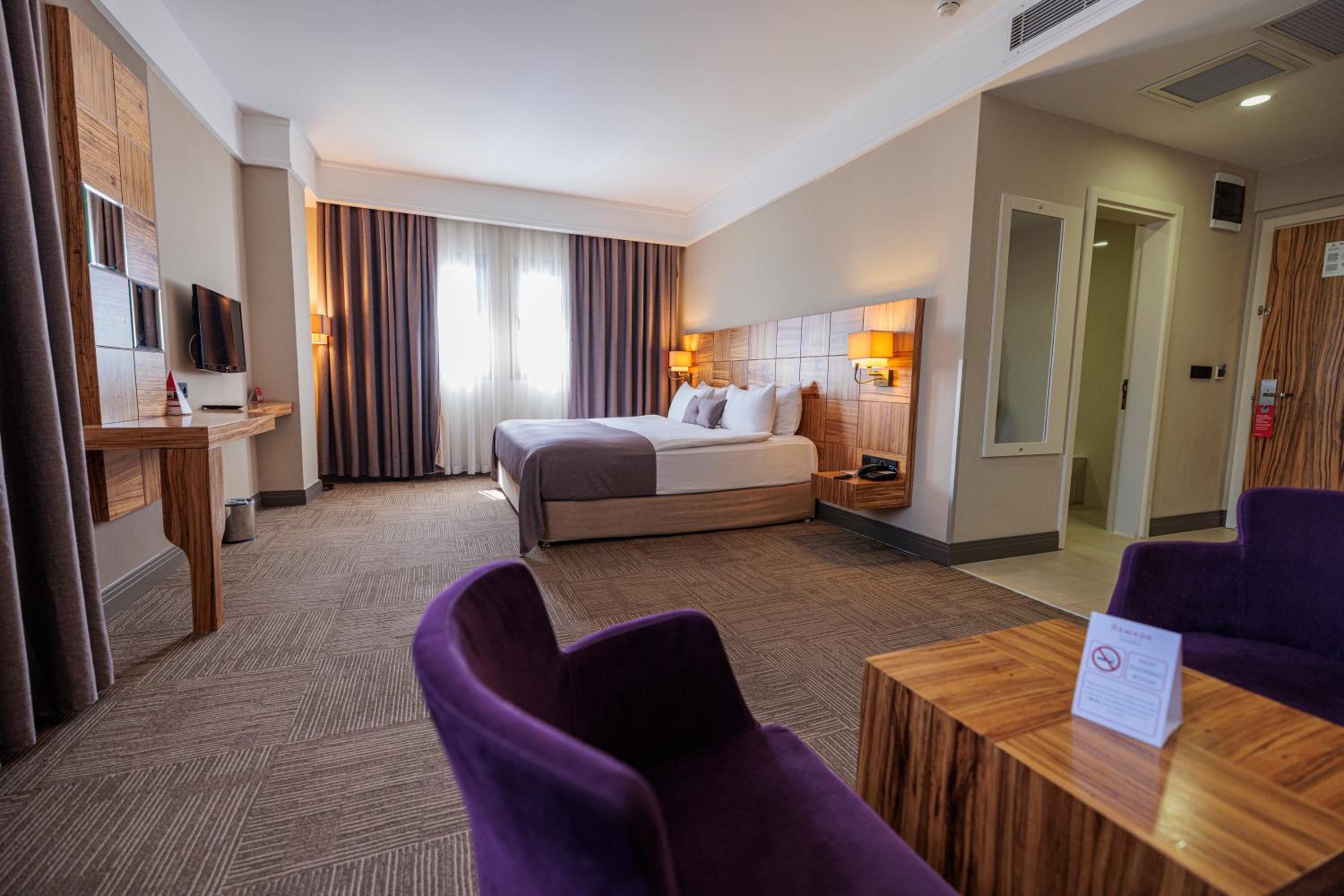 Deluxe King Suite with One King Bed and One Single Bed - Non-Smoking - Photo 3