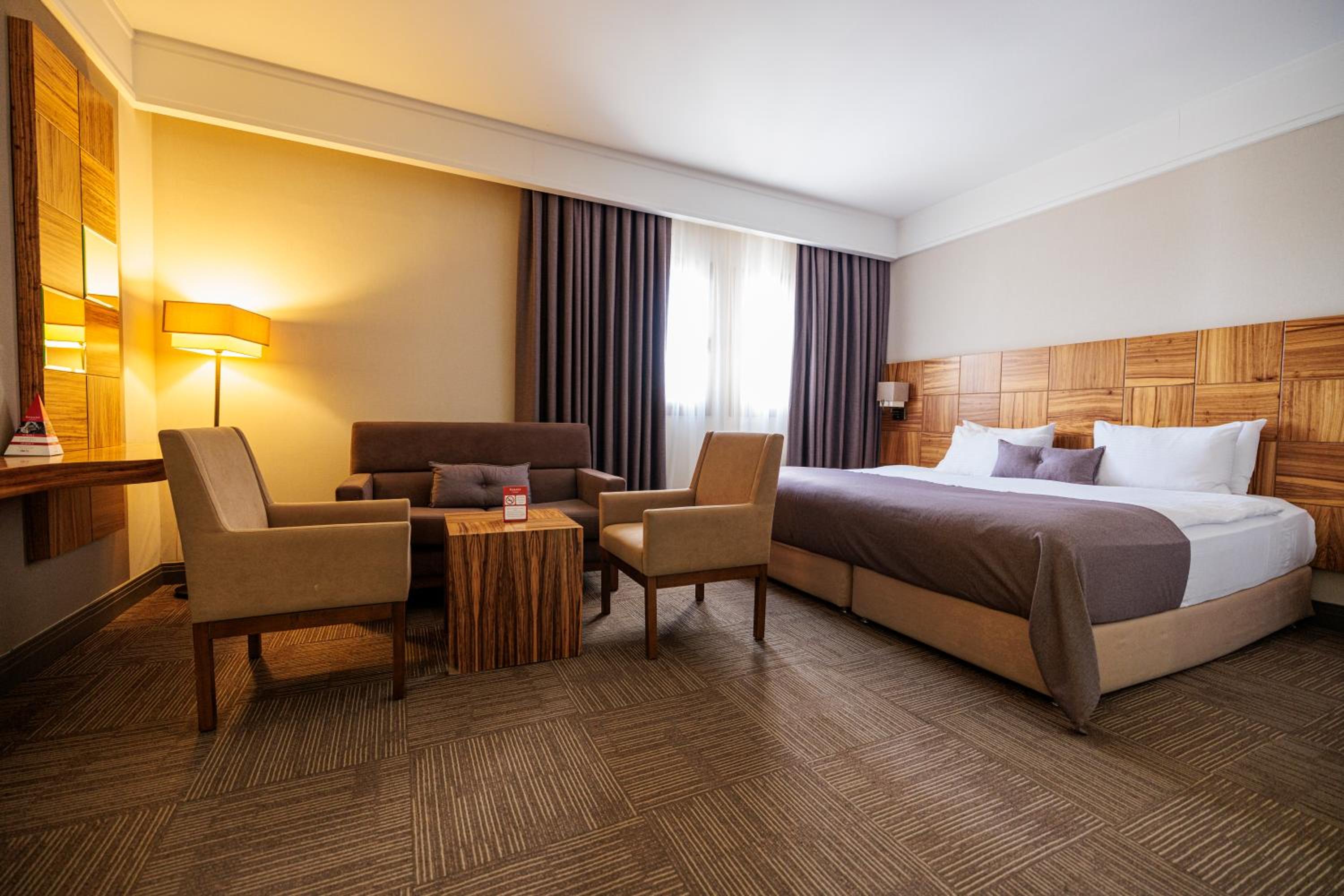 Deluxe King Suite with One King Bed and One Single Bed - Non-Smoking - Photo 5