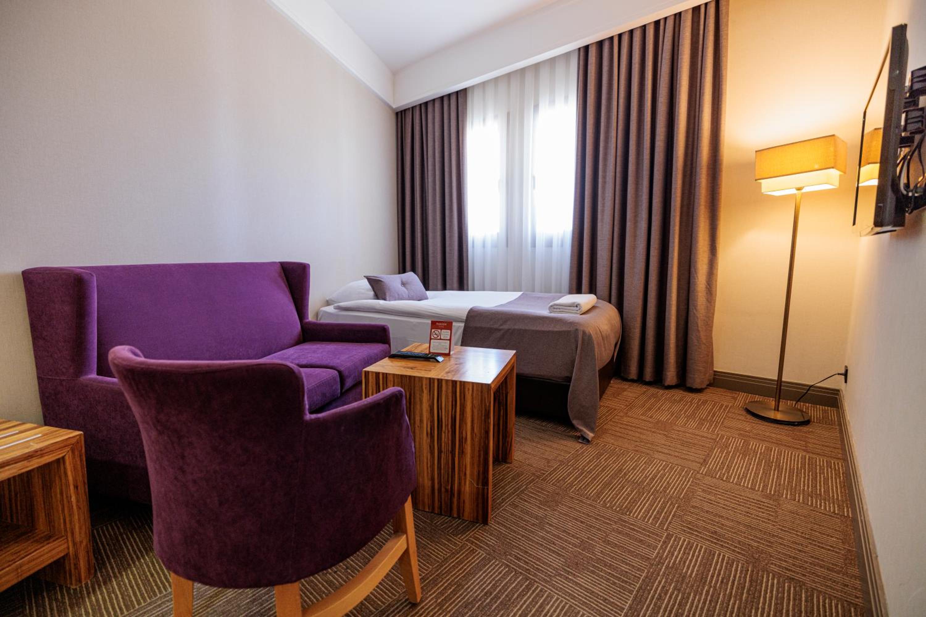 Queen Junior Suite - Non-Smoking - Photo 3