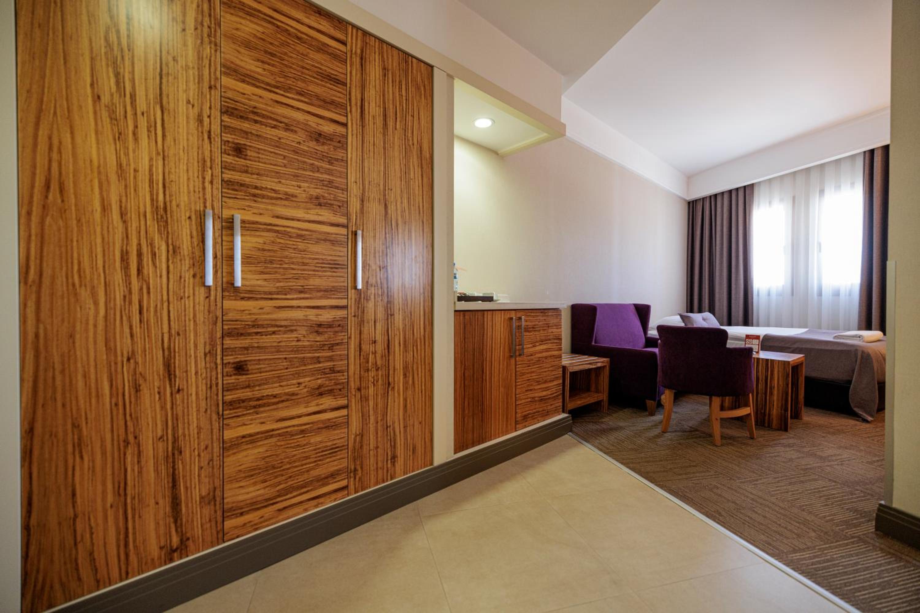Queen Junior Suite - Non-Smoking - Photo 2