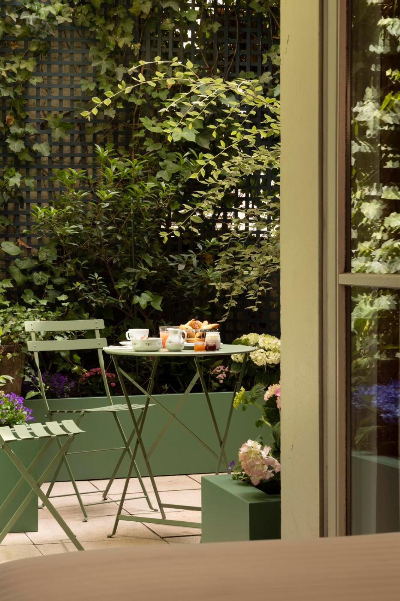 Superior Room with Terrace thumbnail 6