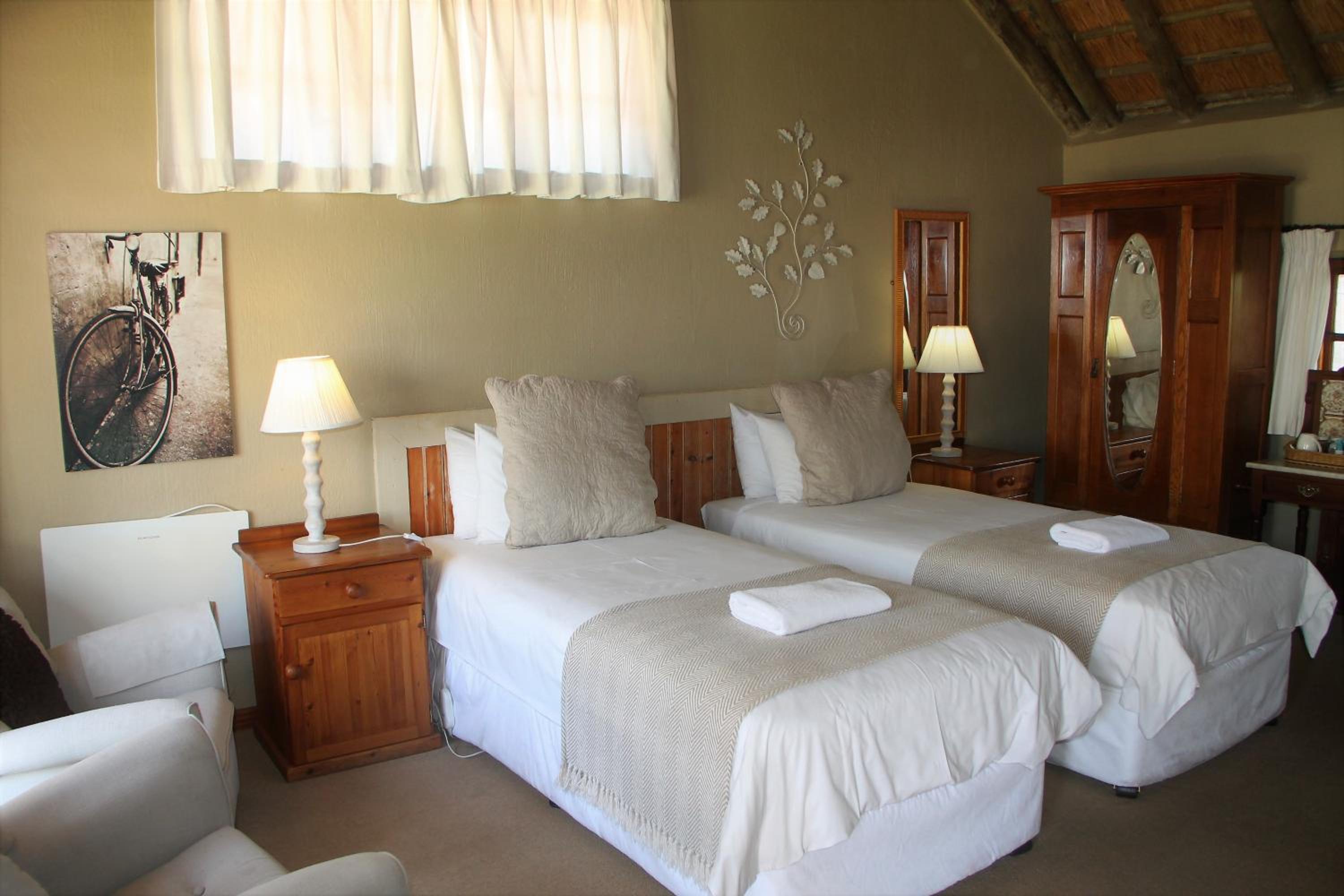 Standard Twin Room - Photo 8