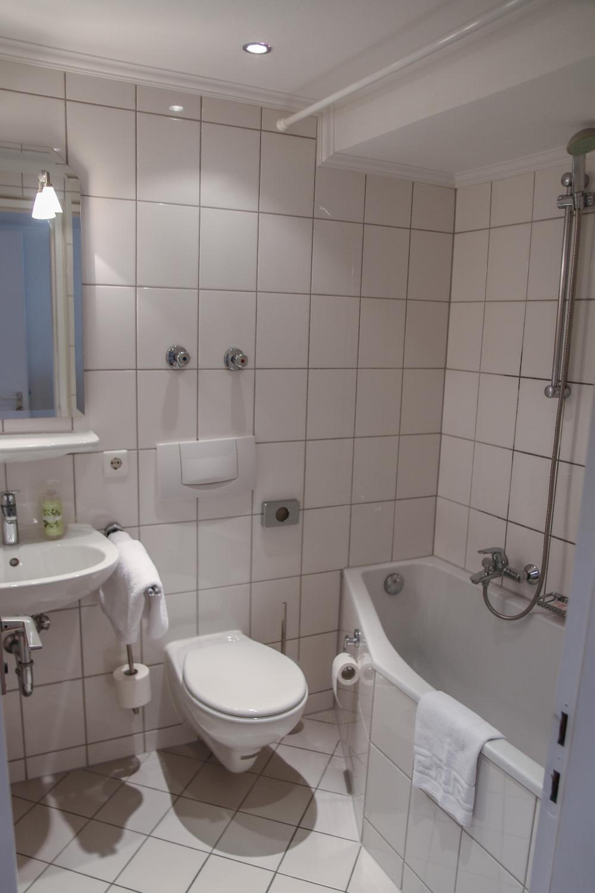 Double Room with Balcony - Photo 3