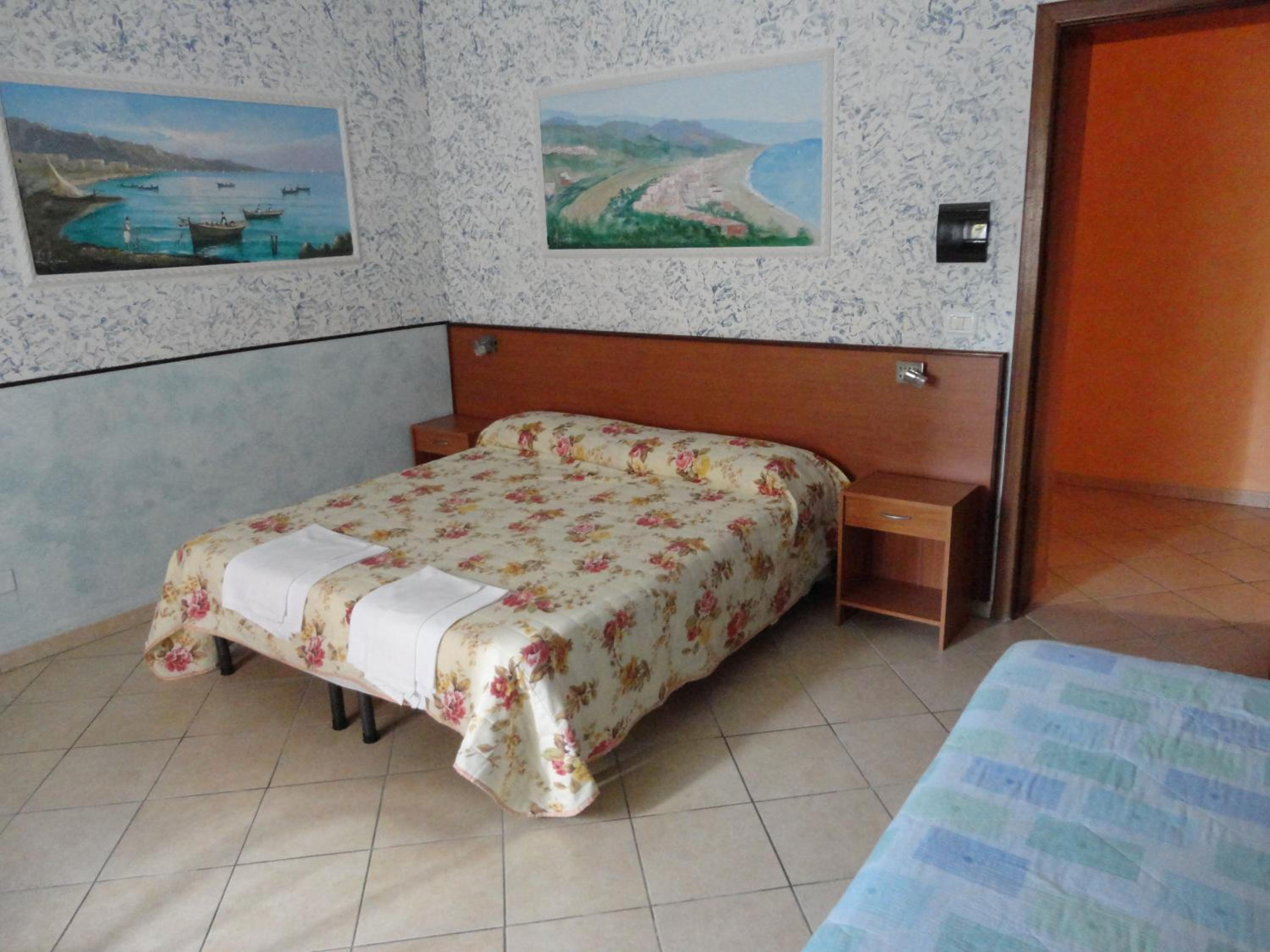 Triple Room with Bathroom - Photo 4