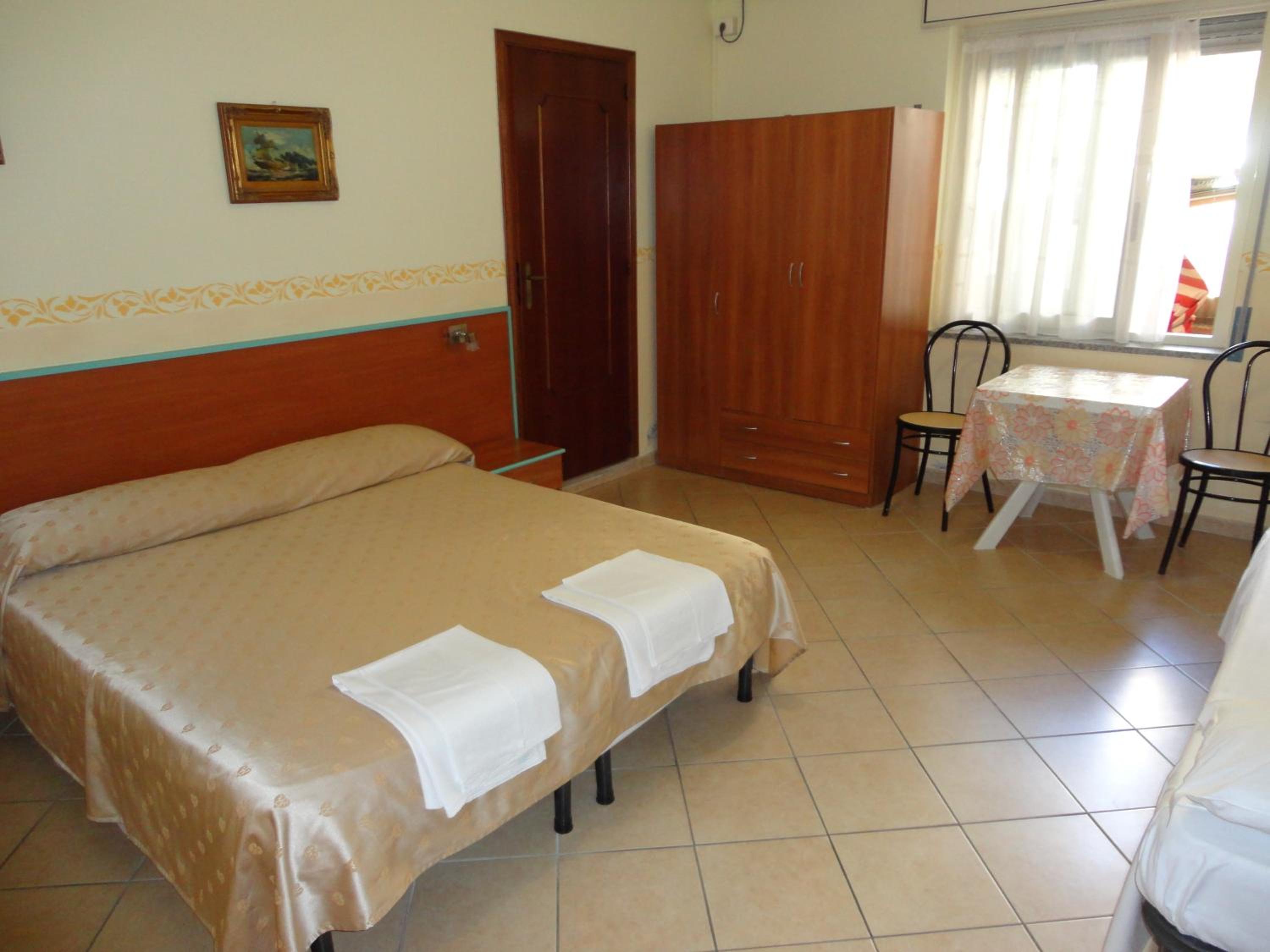 Triple Room with Bathroom - Photo 2
