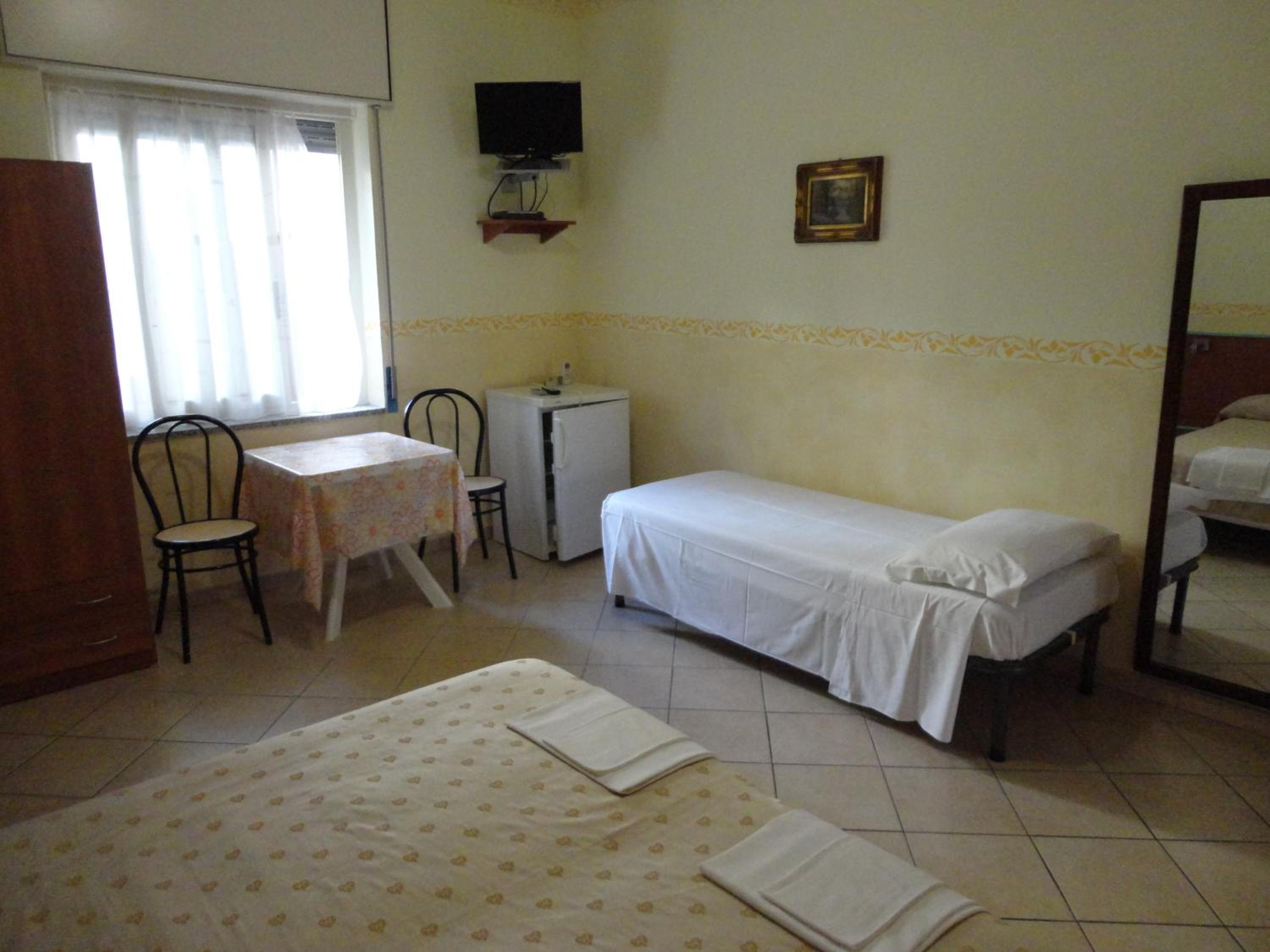 Triple Room with Bathroom - Photo 8