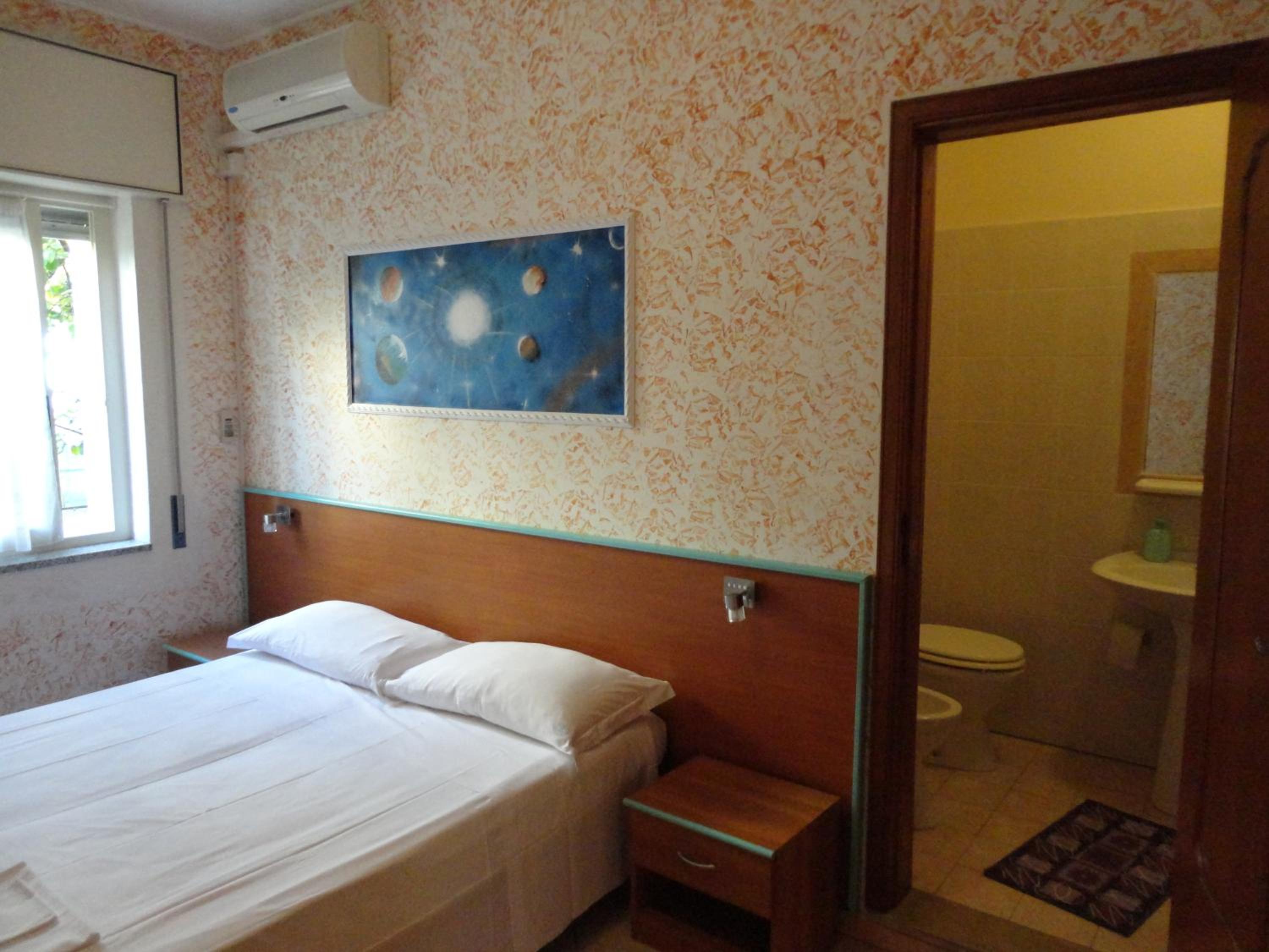 Double or Twin Room with Bathroom - Photo 2