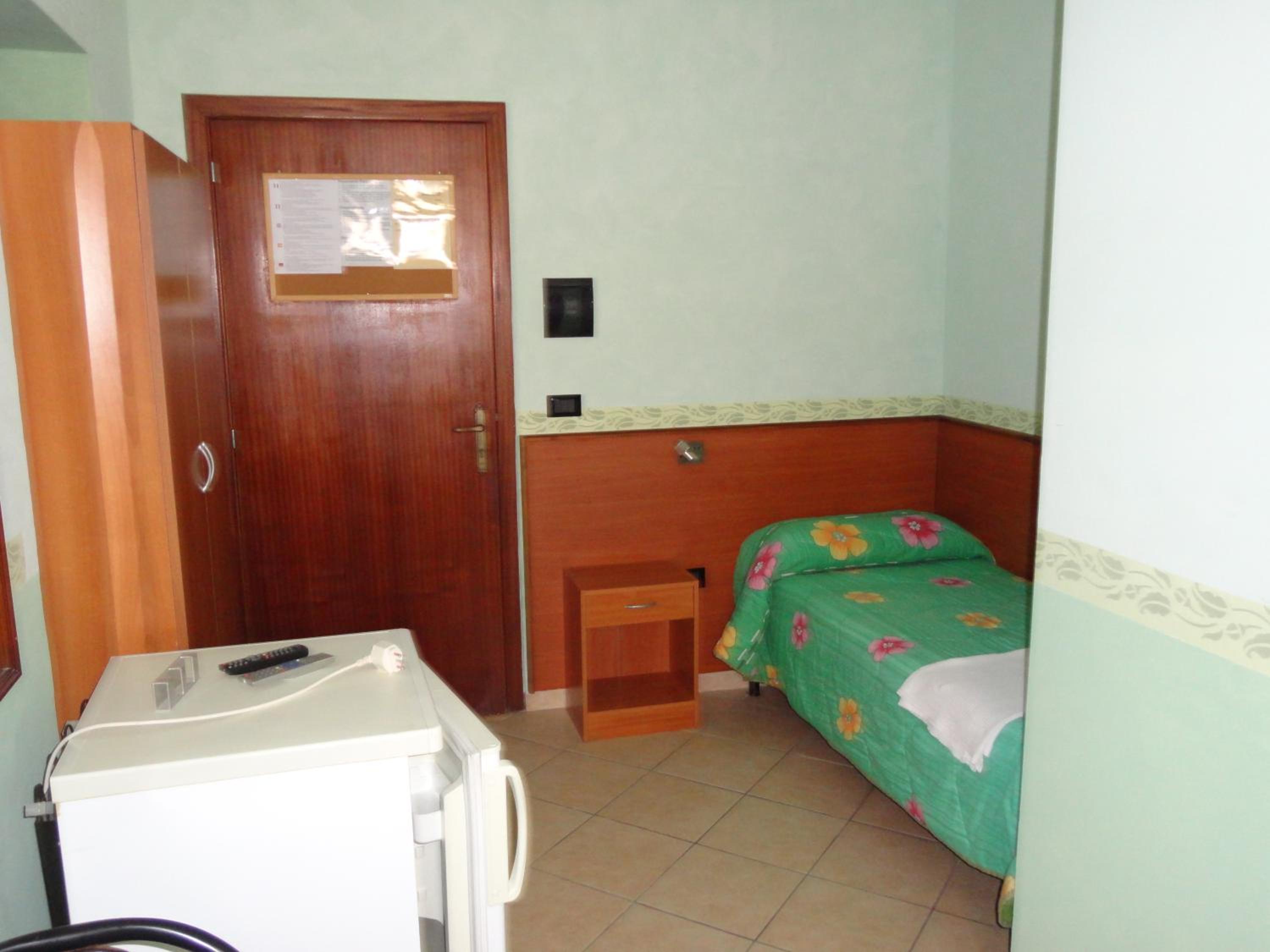 Single Room with Bathroom photo 1