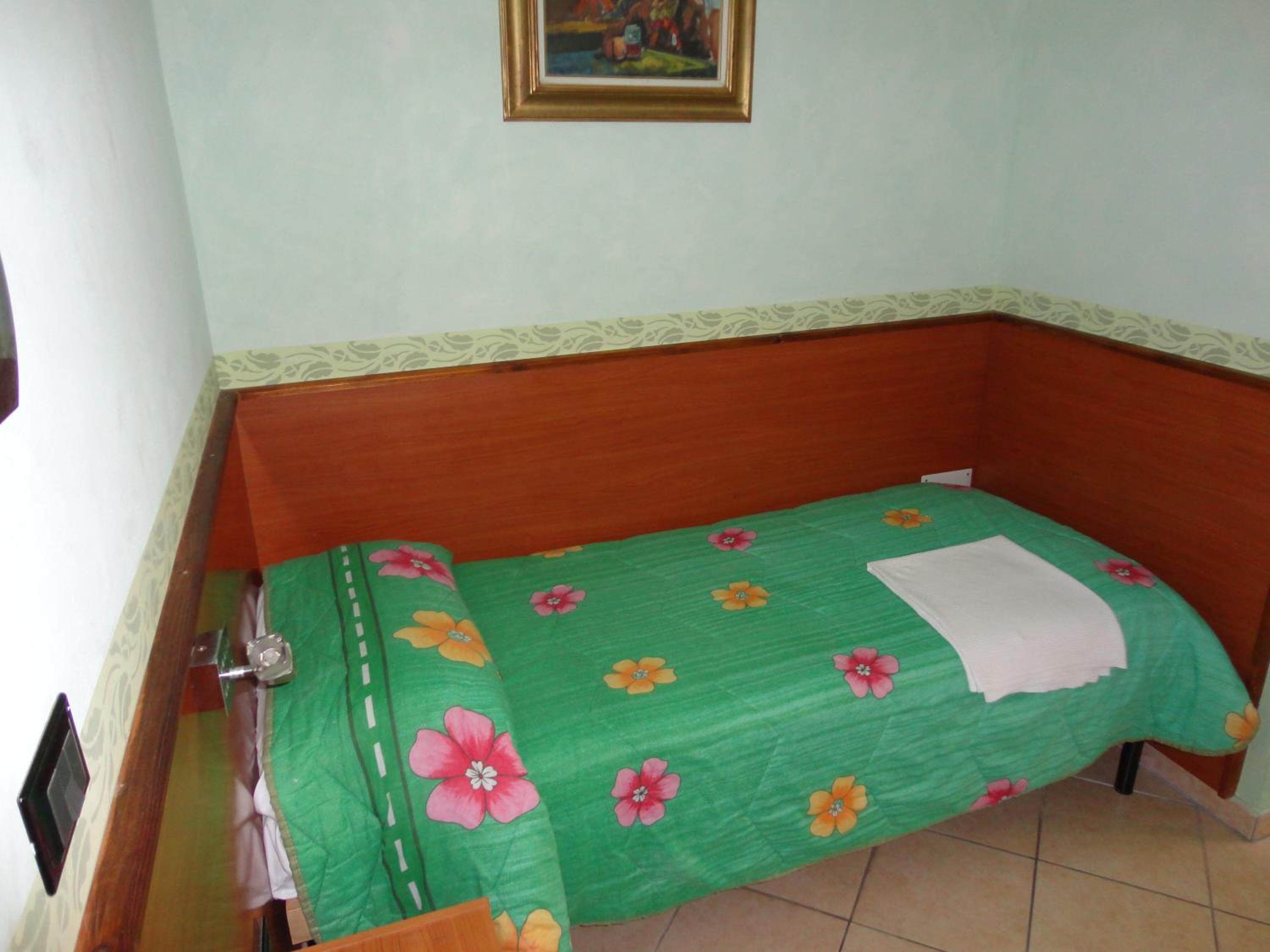 Single Room with Bathroom photo 2