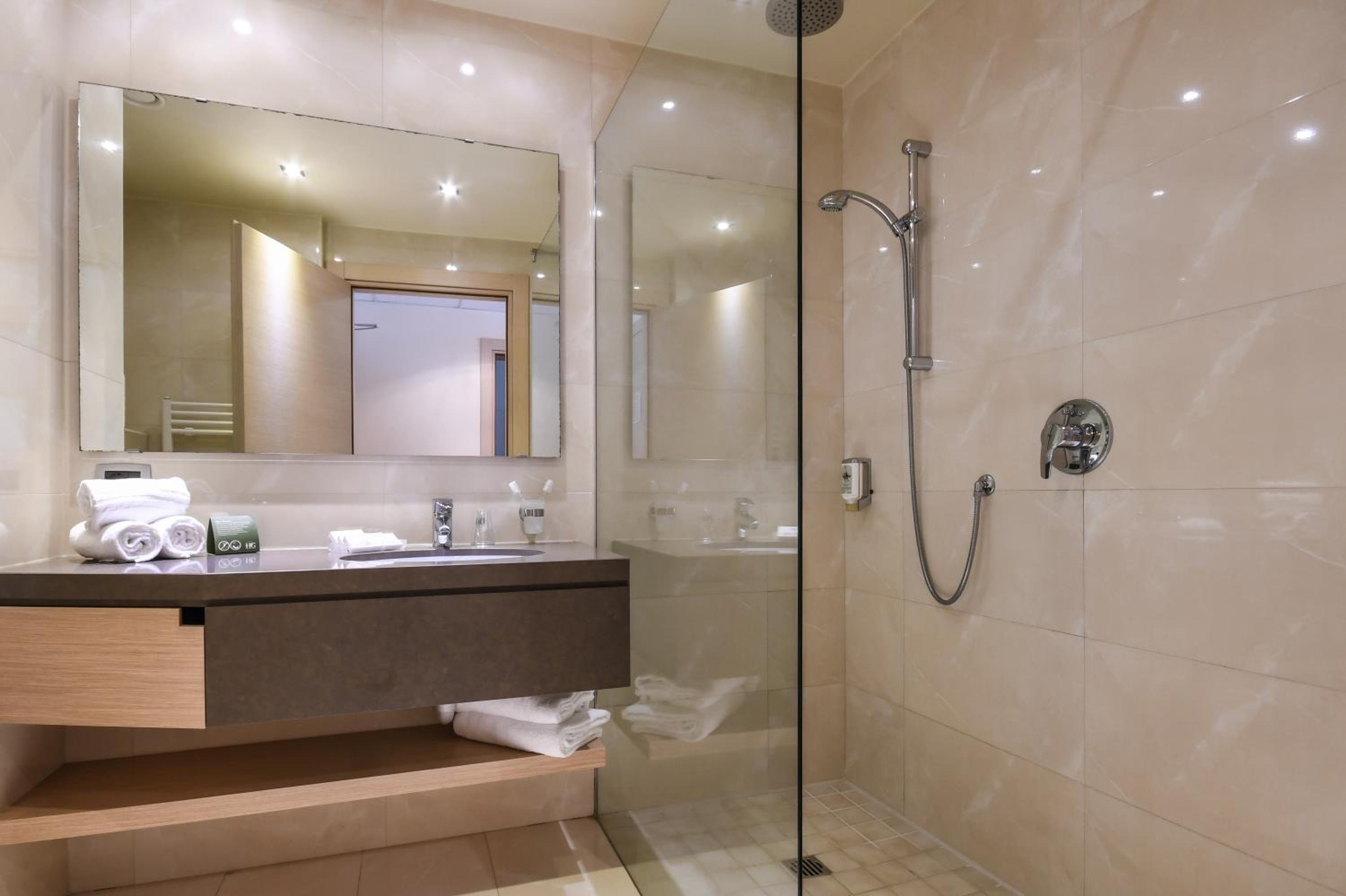 Double or Twin Room - Photo 4