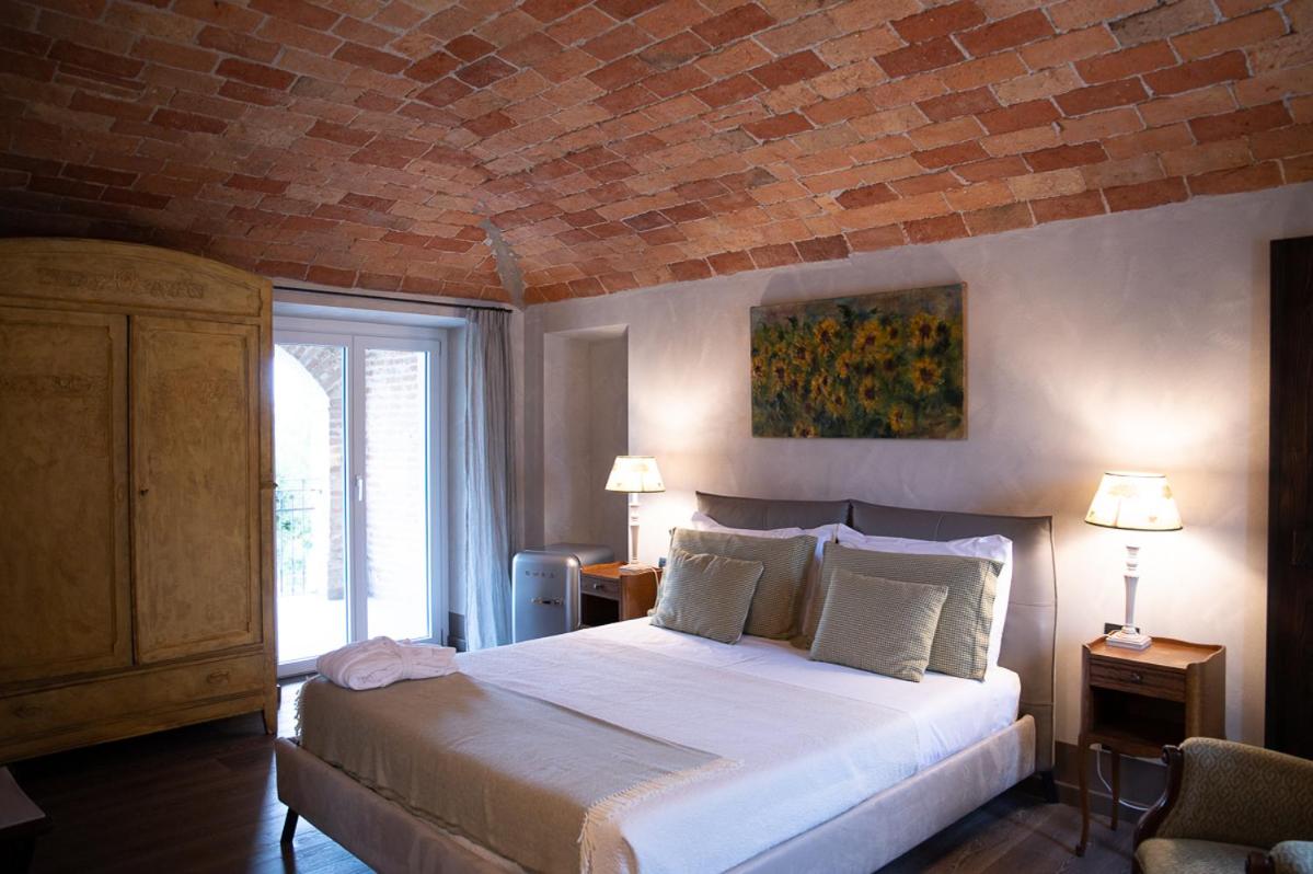 Queen Room with Balcony photo 1
