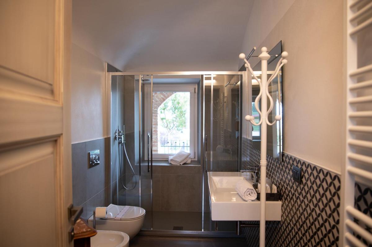 Queen Room with Balcony photo 2